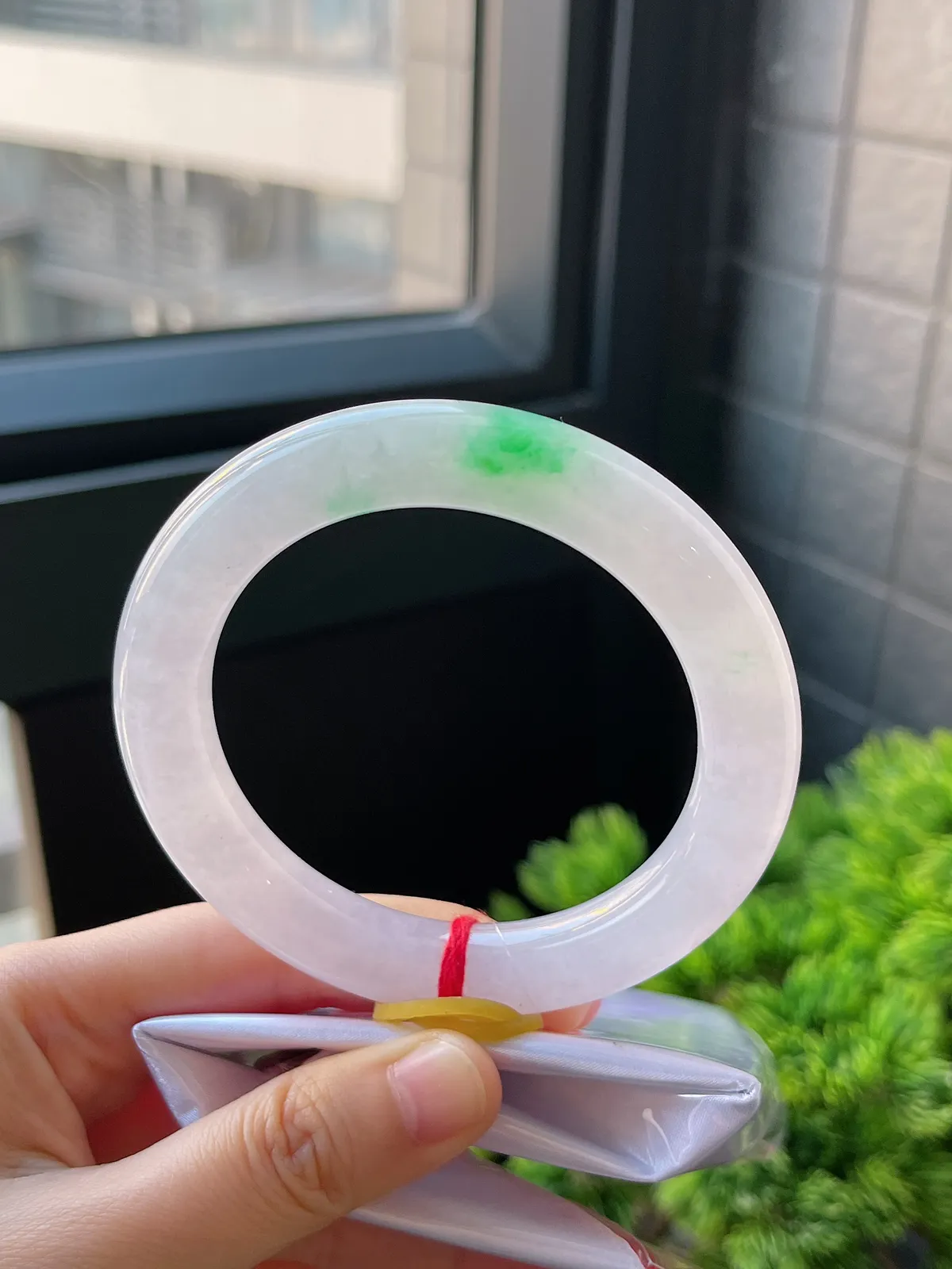 圆镯57.8圈口，翡翠冰糯种飘绿手镯