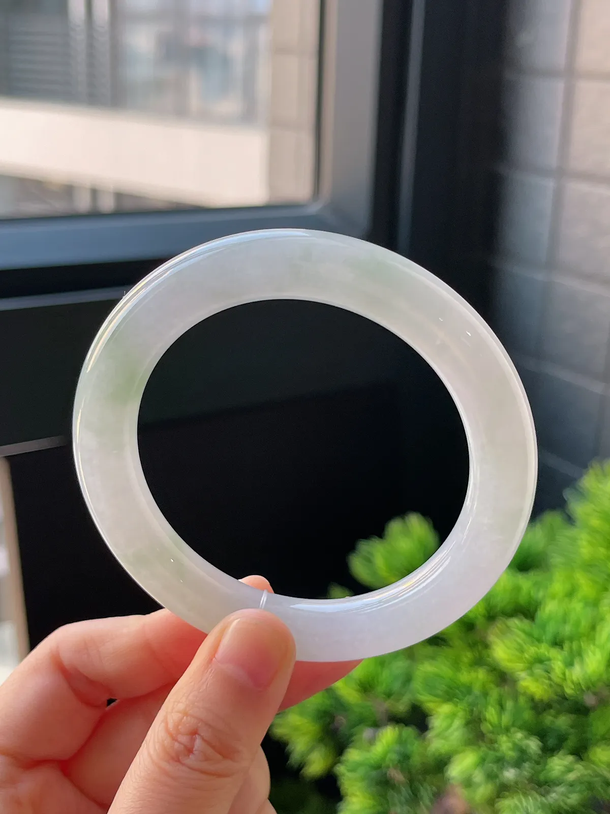 圆镯56圈口，翡翠冰糯种淡绿色手镯