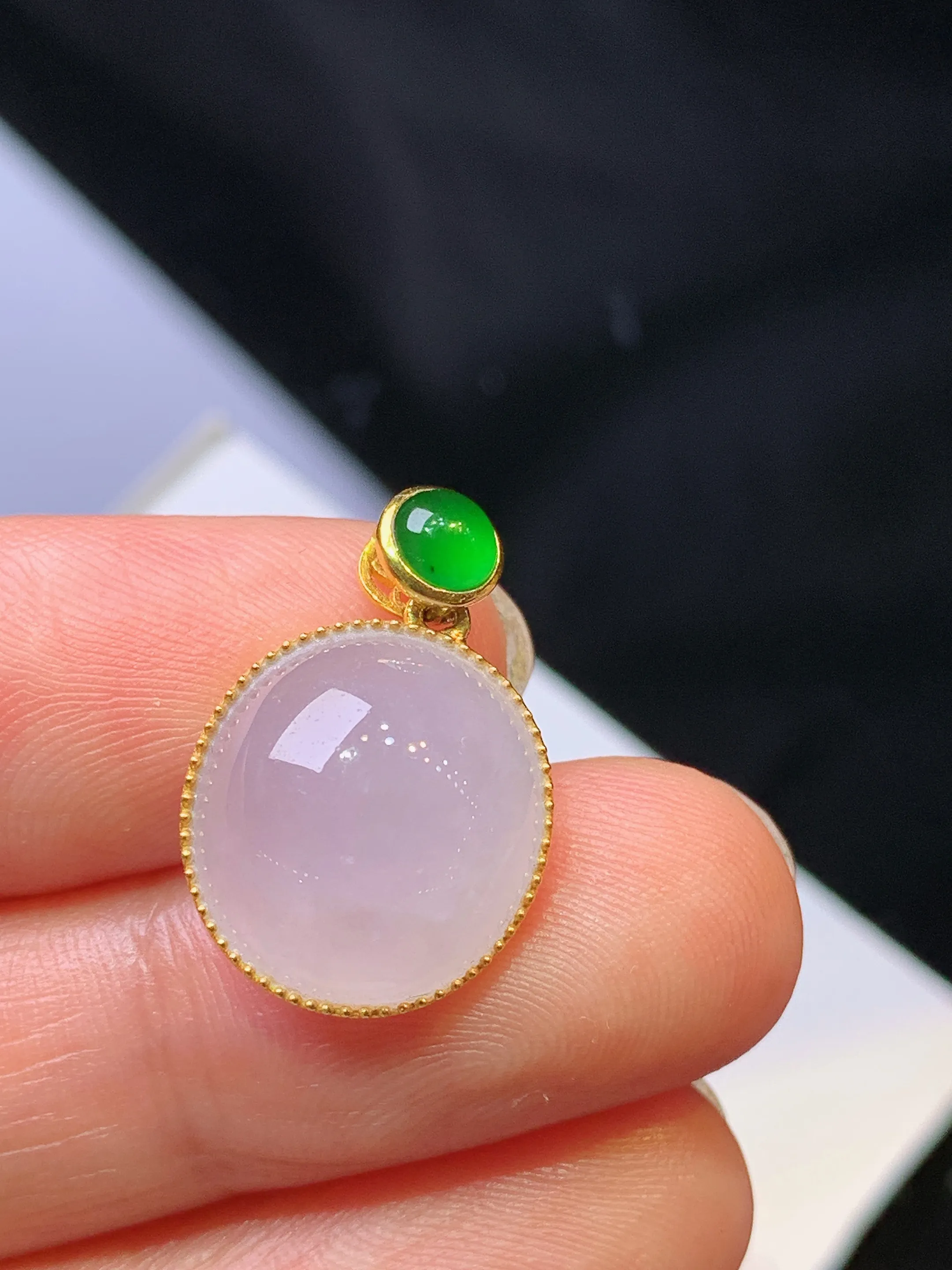 18k金镶嵌淡紫罗兰蛋面吊坠 玉质细腻 色泽清新艳丽 整体尺寸19.7*13*8