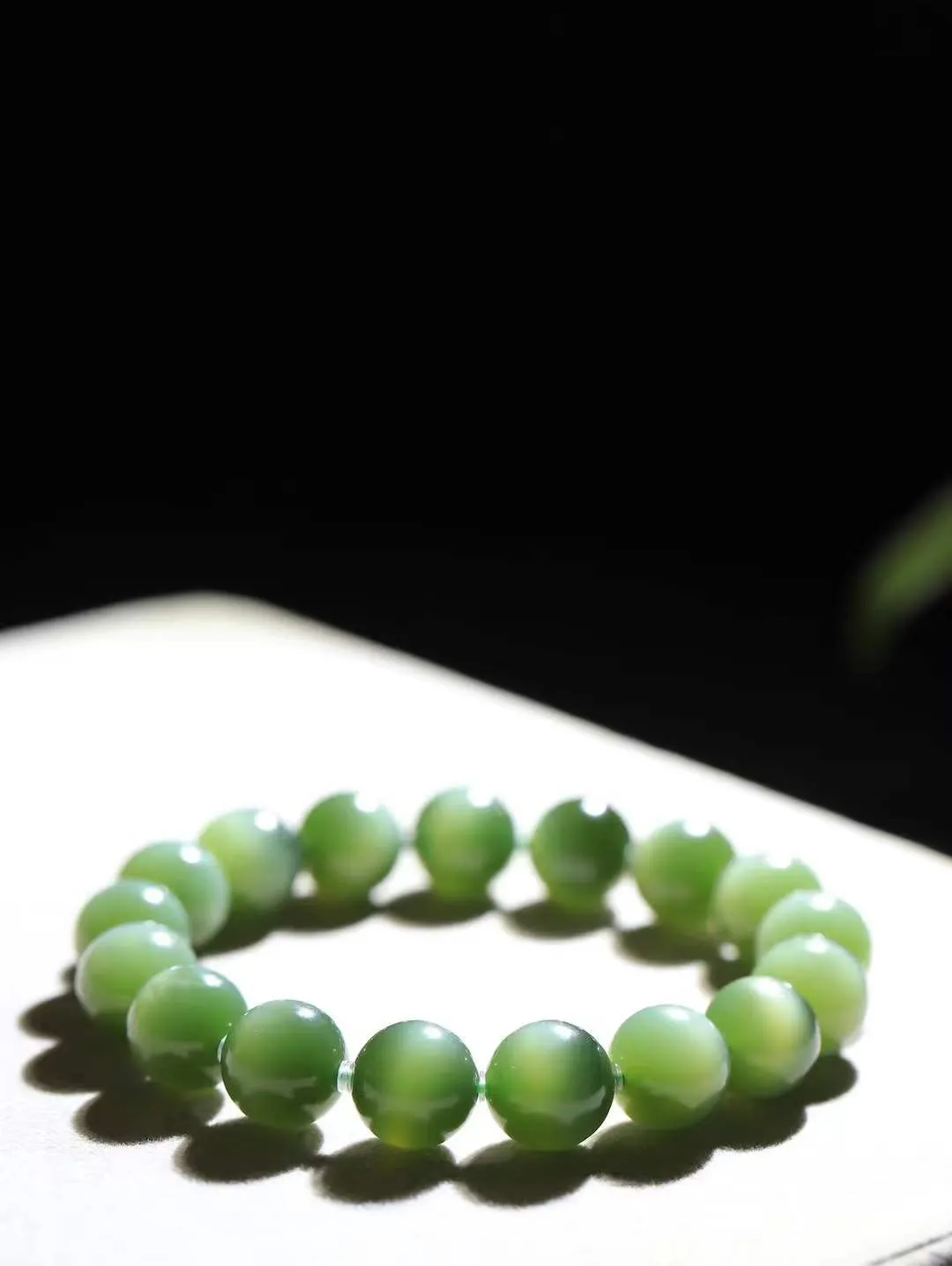 【珠圆玉润.手串】

精品️和田玉碧玉猫眼珠圆玉润手串 玉质温润细腻  整串打磨圆润，佩戴舒适。珠珠落玉盘，间关莺语花底滑，一生美好时光，无论身在何处，都有它相伴相守。事事顺遂，幸福美满，吉祥如意。重46.2克 尺寸取一12mm FDT-16172613