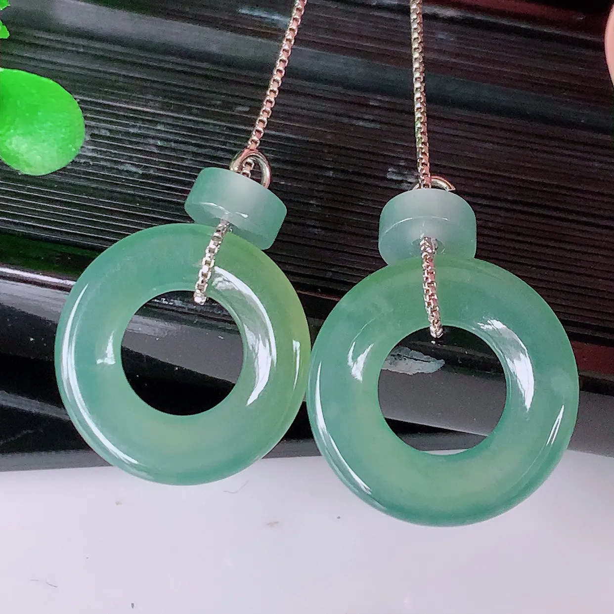 自然光实拍，冰种翡翠一对平安扣耳坠，翠色灵动，玉质细腻，颜色漂亮，品相佳，佩戴佳品！配银线 #131.4平安扣尺寸15-2.2