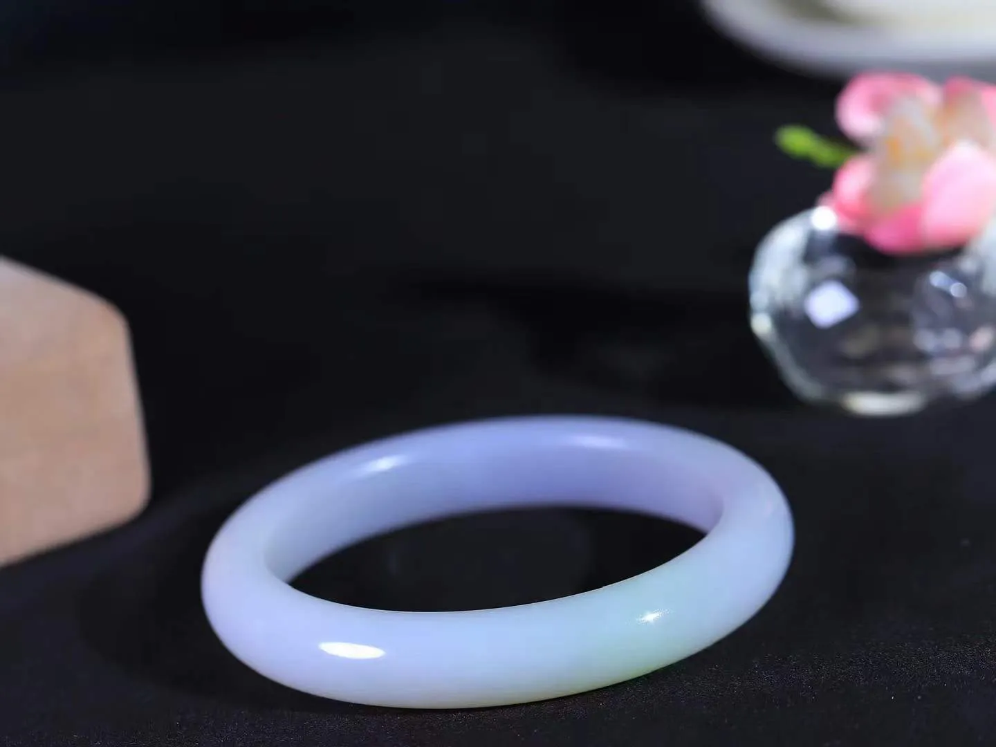 （温柔雅致.手镯）

精品和田玉三色手镯。镯型饱满，温润细腻，脂润沁香。️执一卷书，沏一盏茶，着一袭裙，戴一只镯。淡淡浅笺，素心若兰，静赏玉中诗画。悠悠岁月，芊手轻摘，盛满诗样芳华。重54克   尺寸59-11.5-8.5mm    FDA-32152600