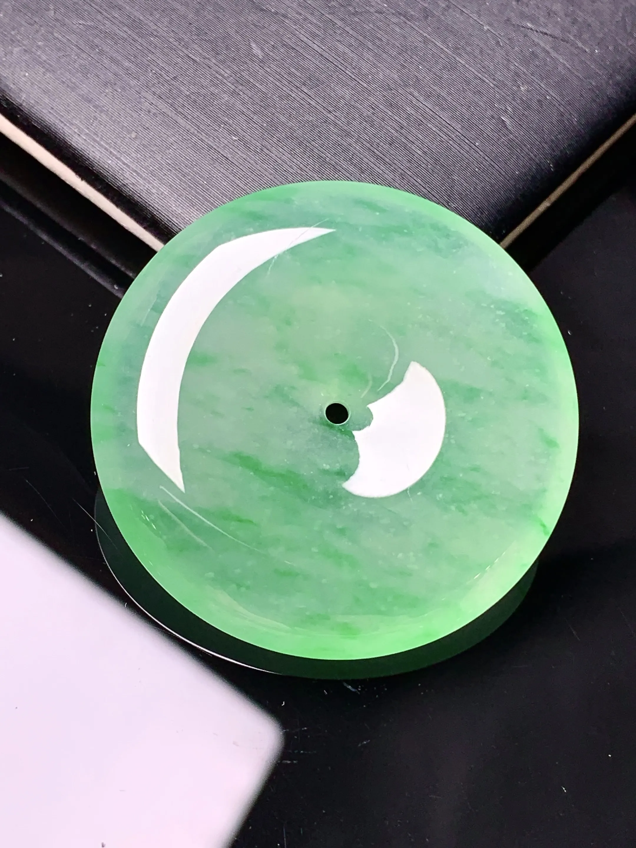 冰种飘绿平安扣吊坠 玉质细腻 色泽清新艳丽 整体尺寸32*6