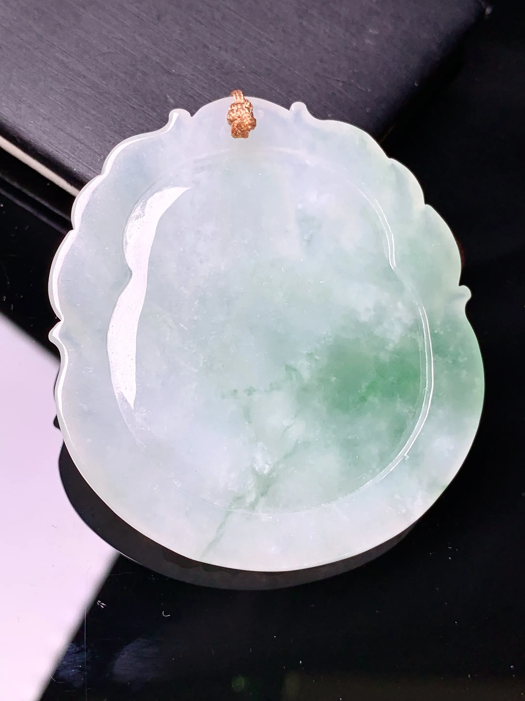 飘绿大日如来吊坠 玉质细腻 色泽清新艳丽 整体尺寸50.5*45.5*5.5