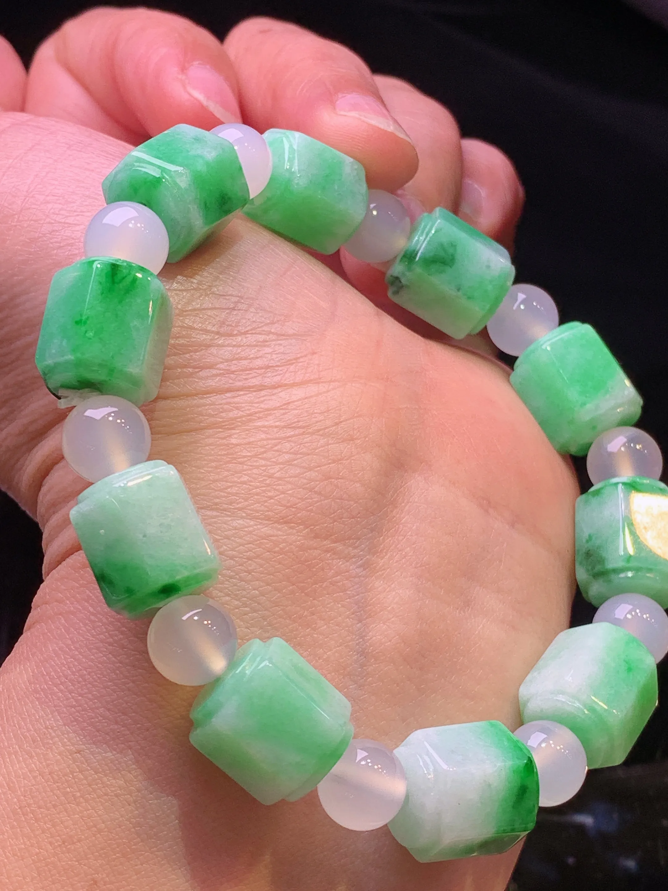 飘绿路路通手链 玉质细腻 色泽清新艳丽 整体尺寸10.2*11.5