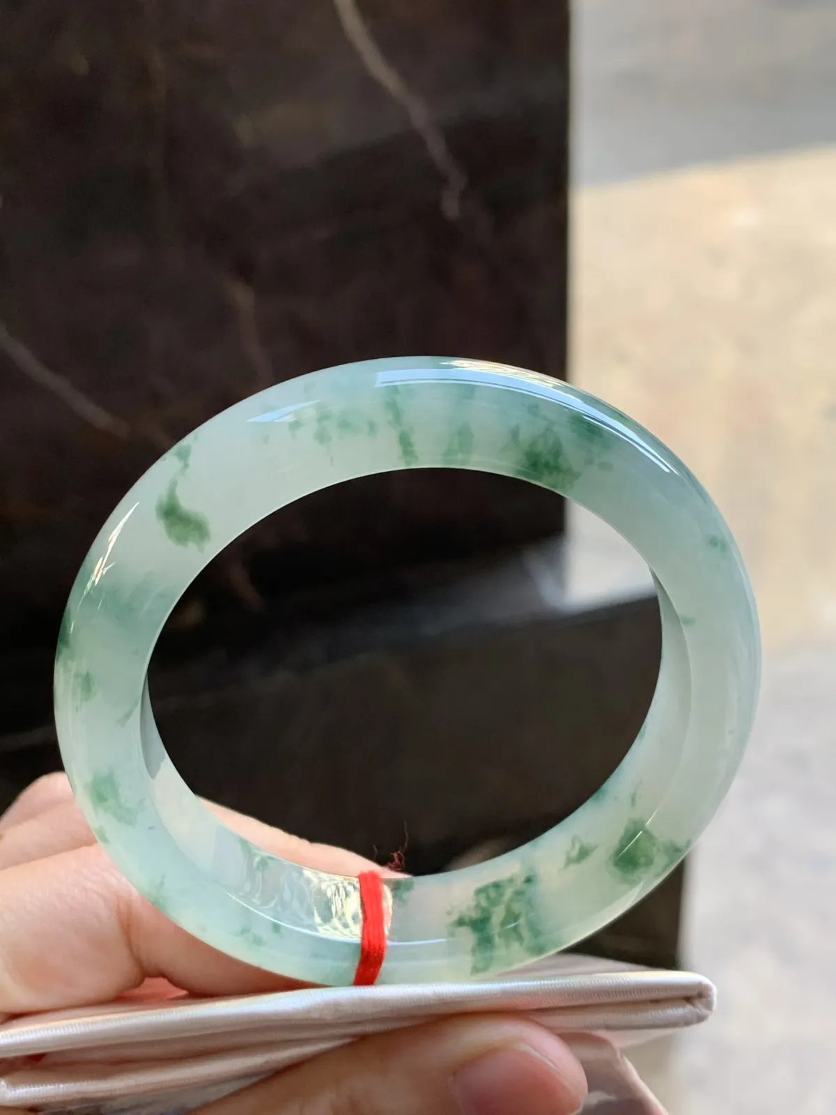 冰种飘花手镯
  品相好 清爽 颜色漂亮 种水好 
     尺寸 55.3-13.3-8.8mm