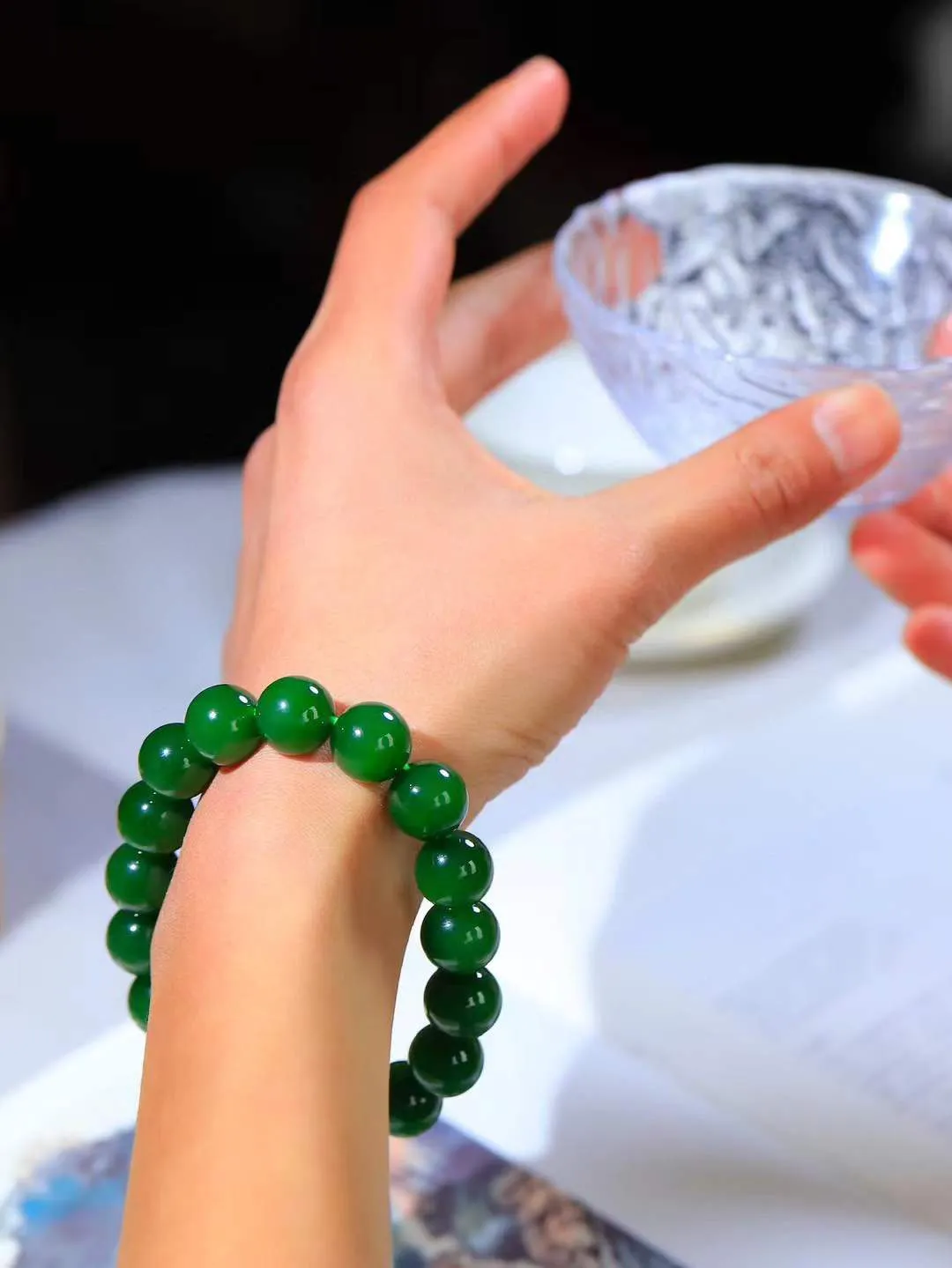 【珠圆玉润.手串】

收藏级臻品️和田玉碧玉珠圆玉润手串 玉质温润细腻  整串打磨圆润，佩戴舒适。