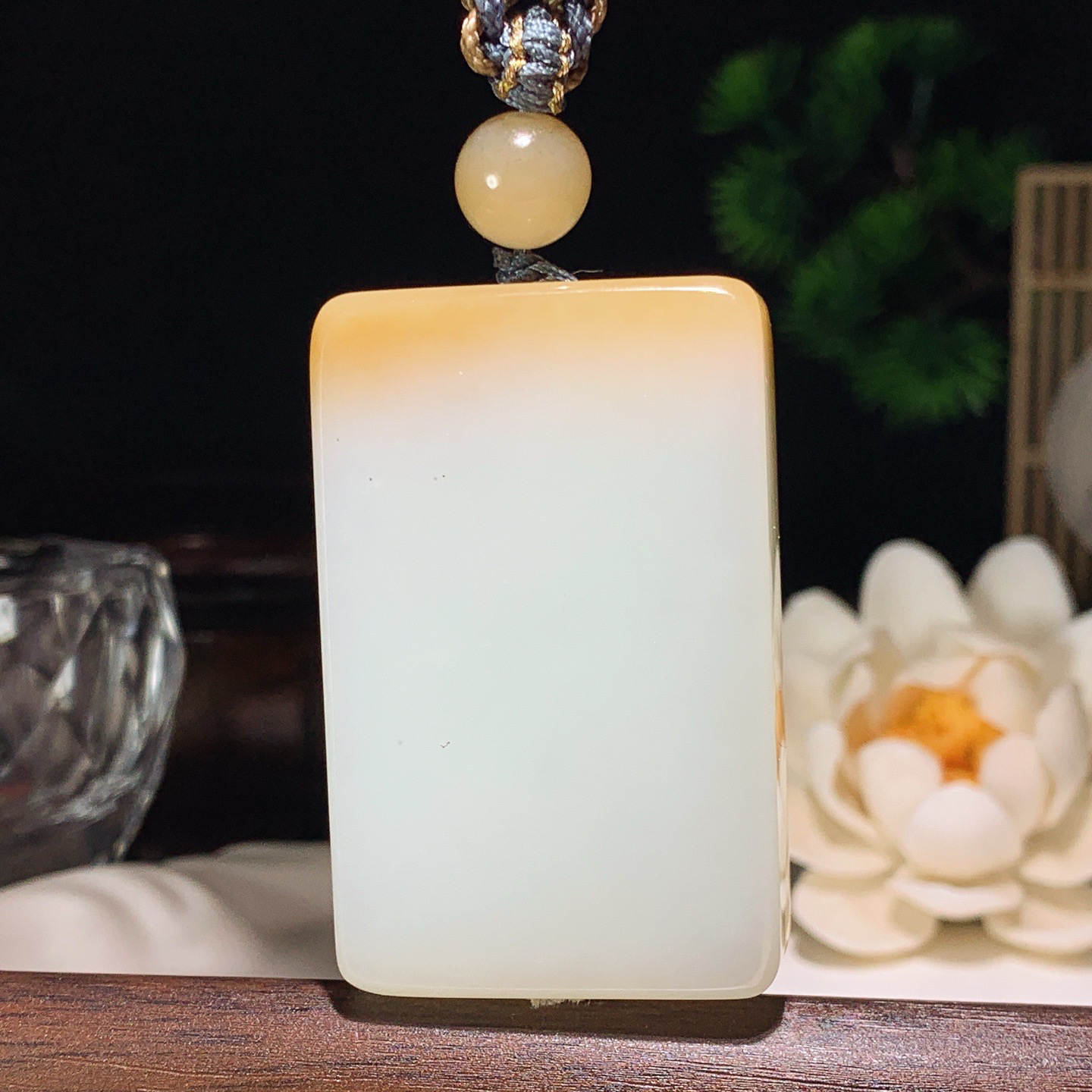 新疆和田玉羊脂白且末糖平安无事牌挂件 尺寸51/33/14重68.3克。玉质细腻油润。手推出油。佩戴高端典雅。lt260127