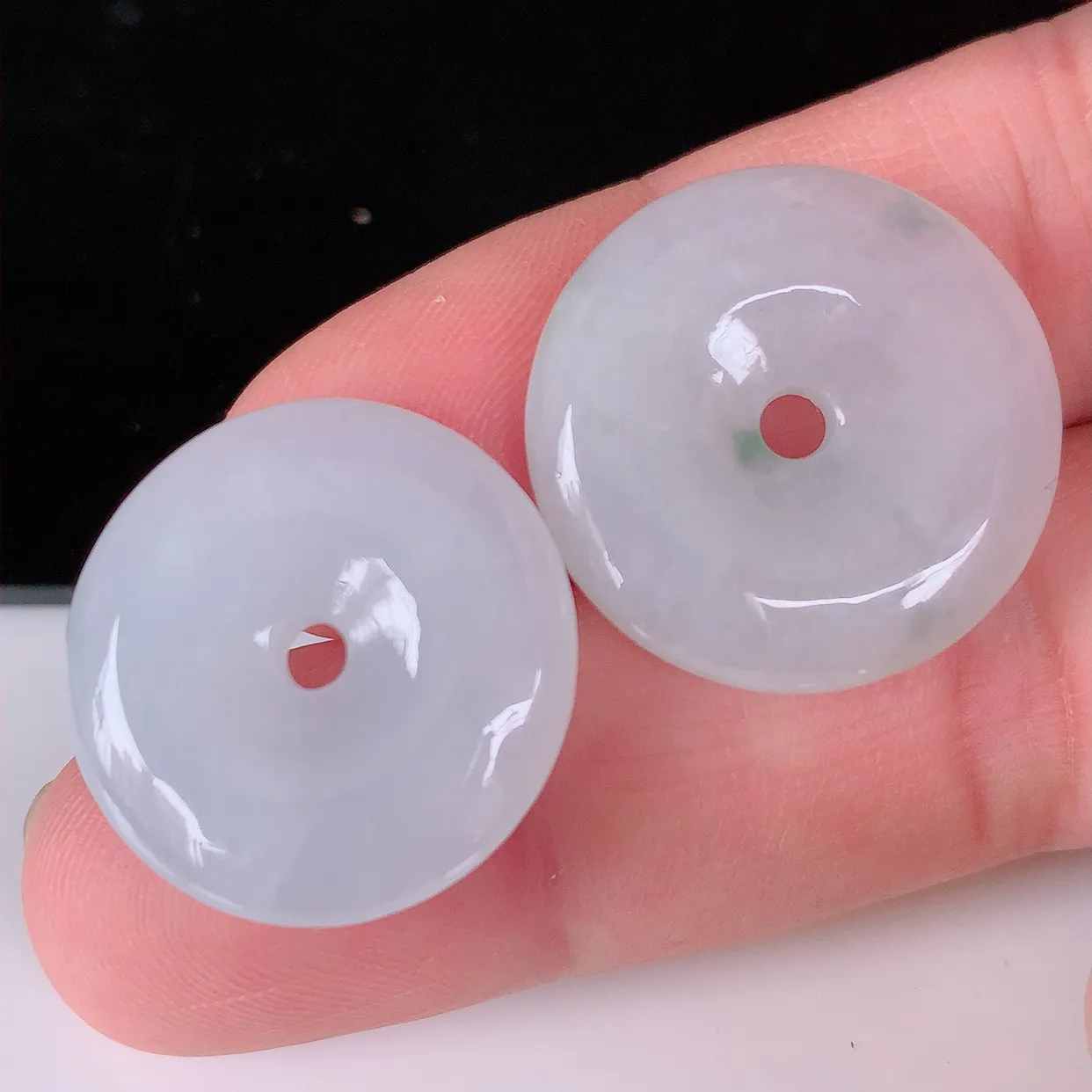 自然光实拍，冰胶翡翠平安扣吊坠，玉扣，平安是福；很美的料子，平安扣佩戴优雅迷人！#033.4尺寸23*5.2，22.5*5.2mm