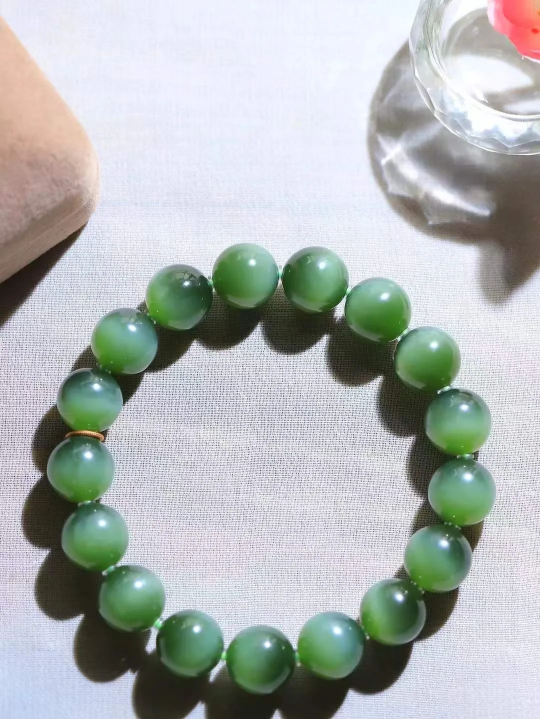 【珠圆玉润.手串】

精品️和田玉碧玉猫眼珠圆玉润手串 玉质温润细腻  整串打磨圆润，佩戴舒适。珠珠落玉盘，间关莺语花底滑，一生美好时光，无论身在何处，都有它相伴相守。事事顺遂，幸福美满，吉祥如意。重46.2克 尺寸取一12mm FDT-16172613