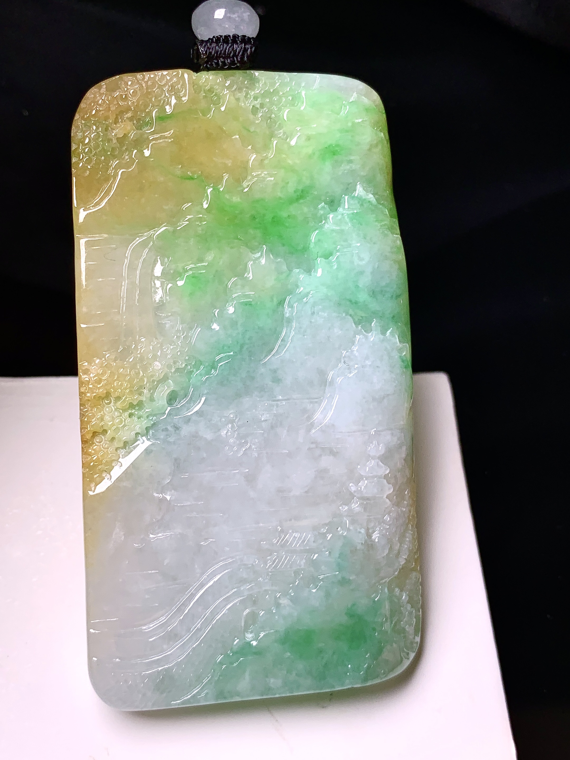 飘黄绿翡山水牌子吊坠 玉质细腻 色泽清新艳丽 整体尺寸62.5*34.6*5.6