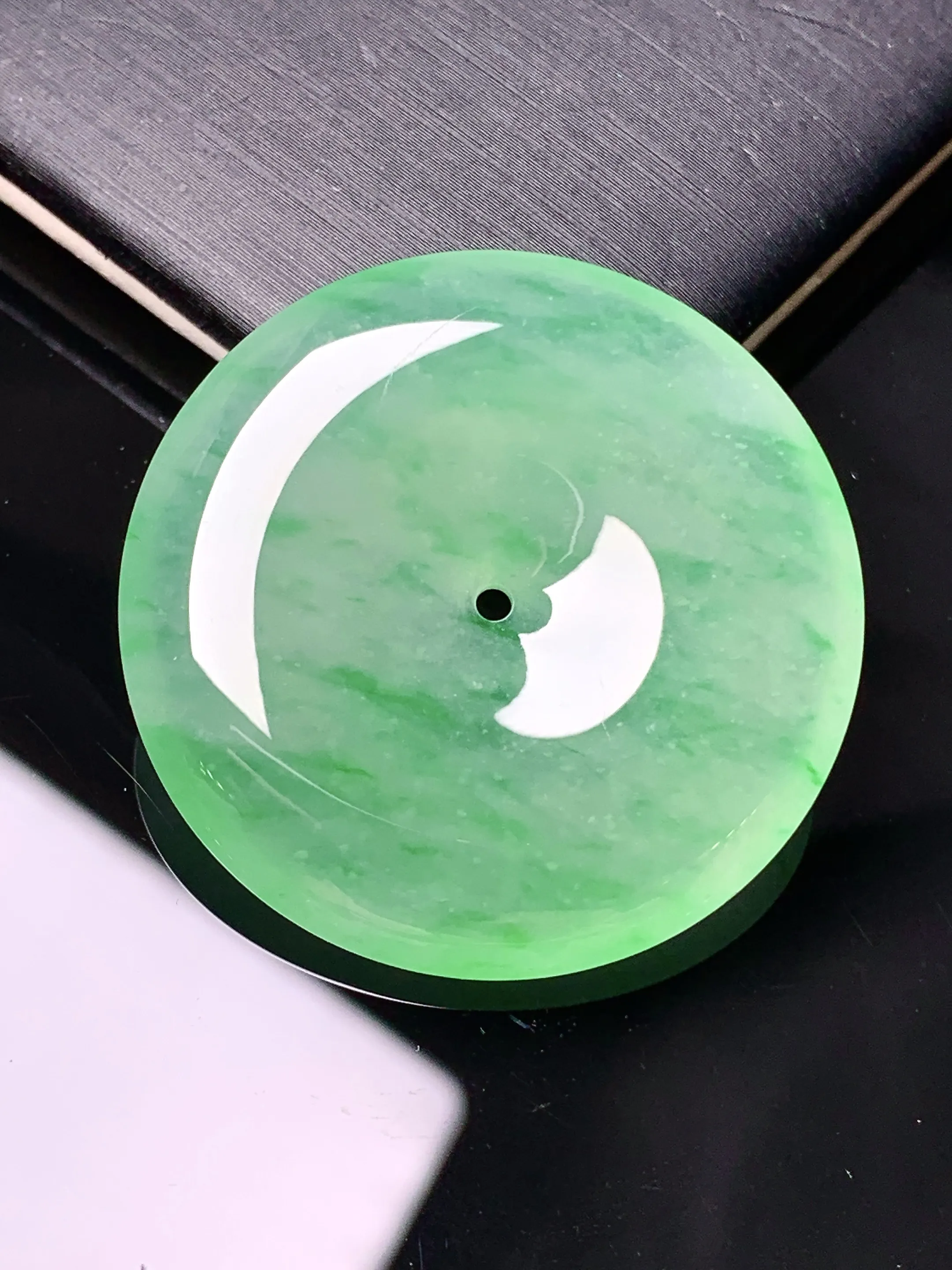 冰种飘绿平安扣吊坠 玉质细腻 色泽清新艳丽 整体尺寸32*6