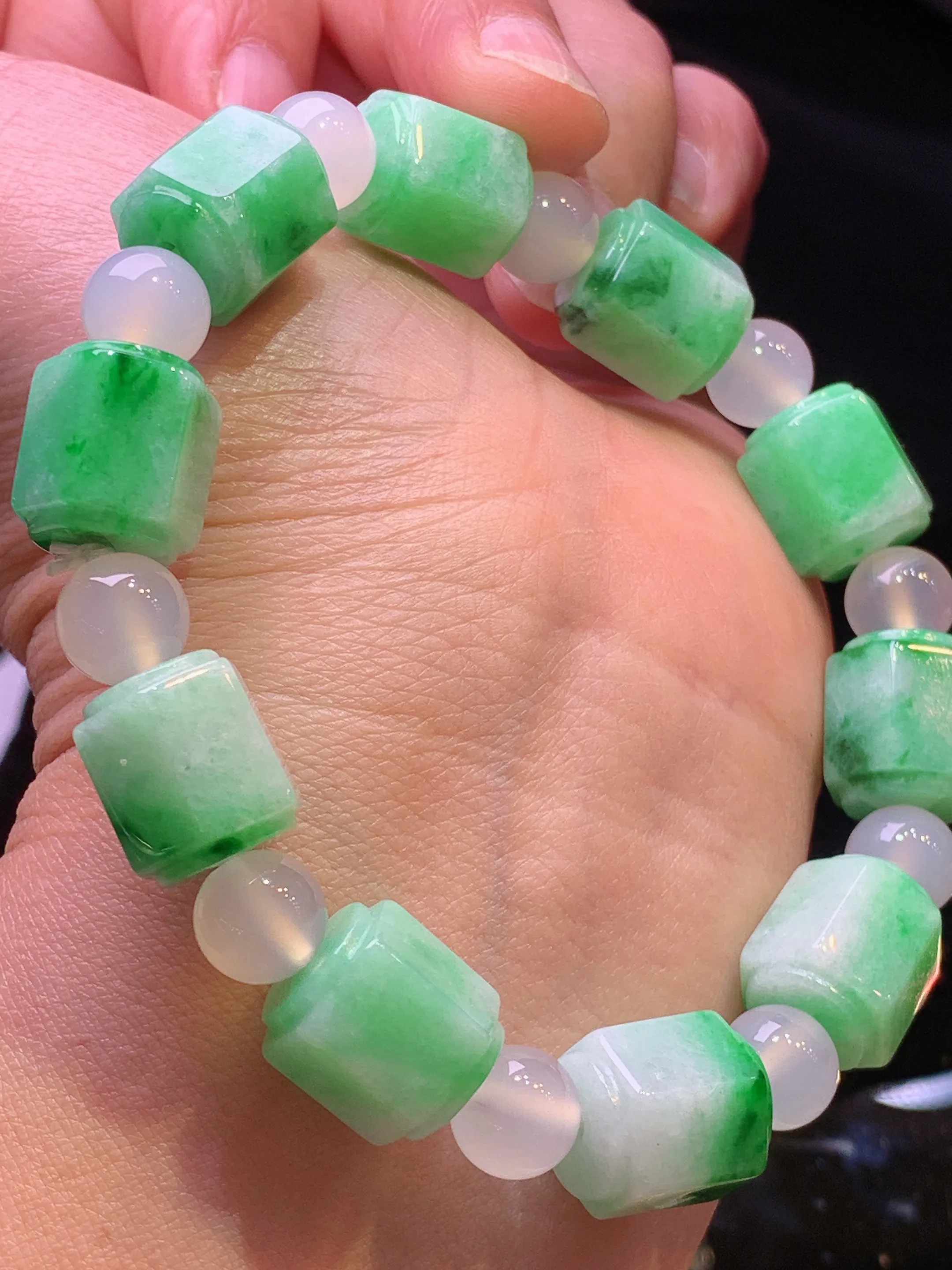 飘绿路路通手链 玉质细腻 色泽清新艳丽 整体尺寸10.2*11.5