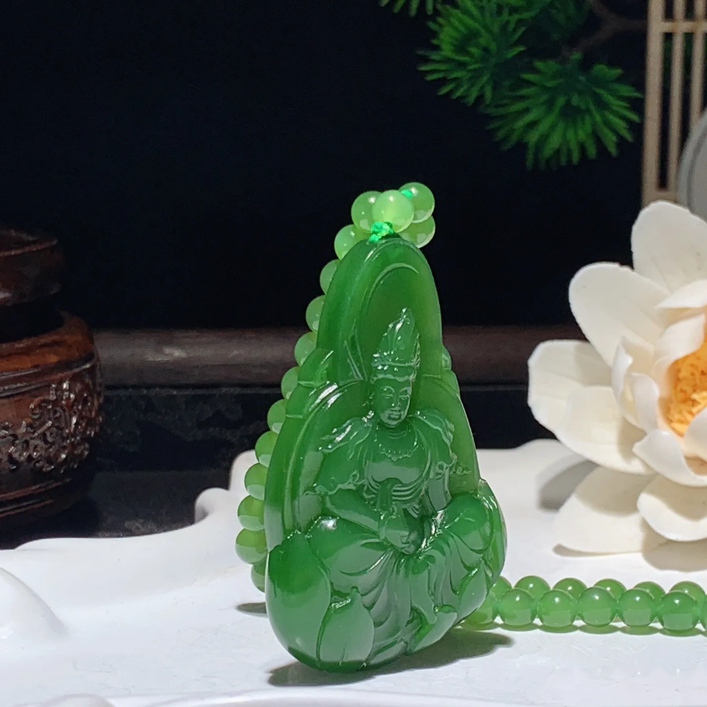 和田玉阳绿俄罗斯碧玉坐莲观音挂件 尺寸50/35/9重44.4克。玉质细腻油润。手推出油。佩戴高端典