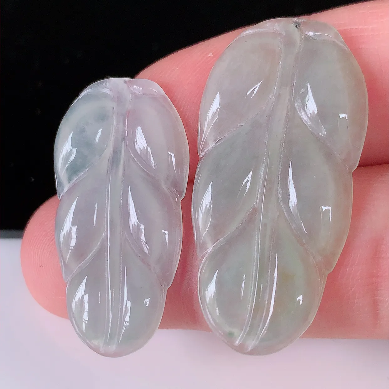 自然光实拍，冰翡翠叶子吊坠 ，种水足，色泽清新，工艺精湛，叶子寓意美好；金枝玉叶，事业有成。#035