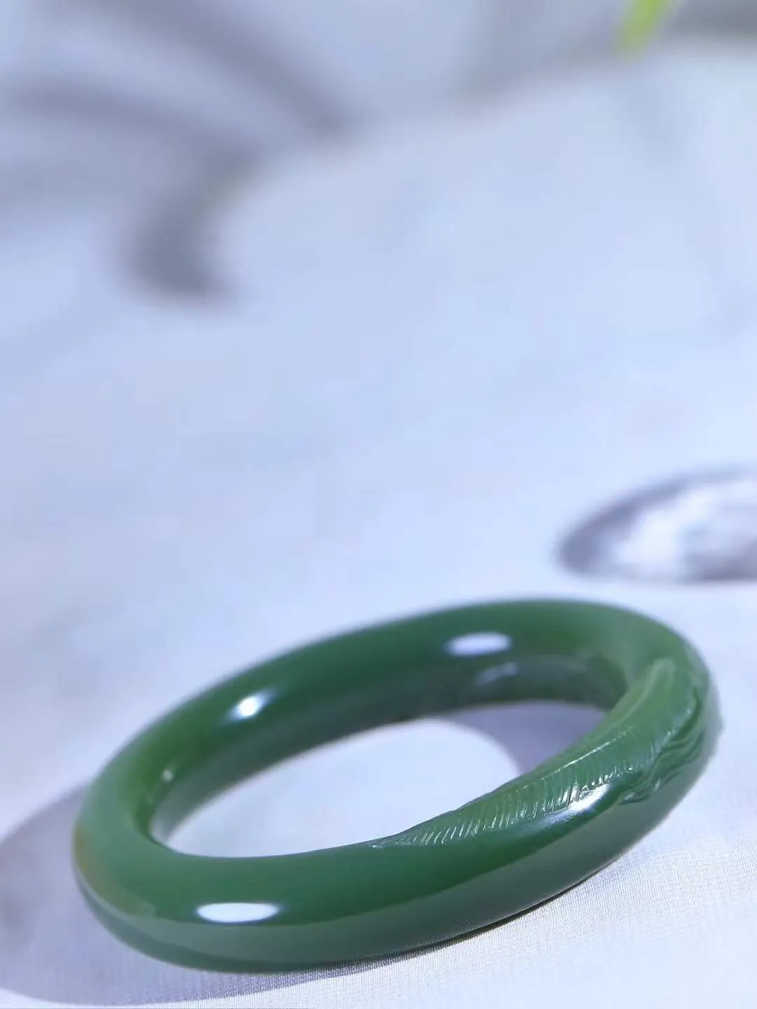 【碧色荡漾·手镯】

精品️和田玉碧玉手镯，玉质细腻温润，手感舒适，️线条流畅，简约大气，美