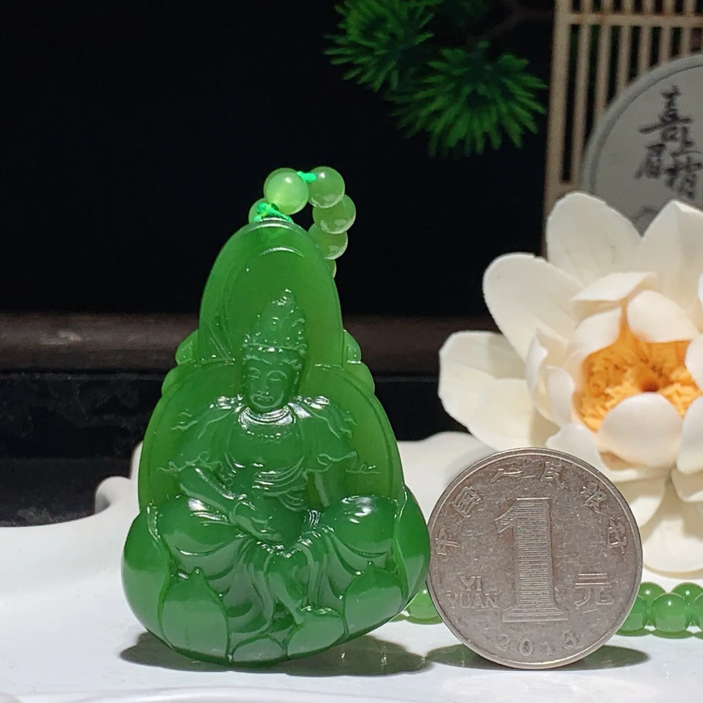 和田玉阳绿俄罗斯碧玉坐莲观音挂件 尺寸50/35/9重44.4克。玉质细腻油润。手推出油。佩戴高端典雅。lt260127