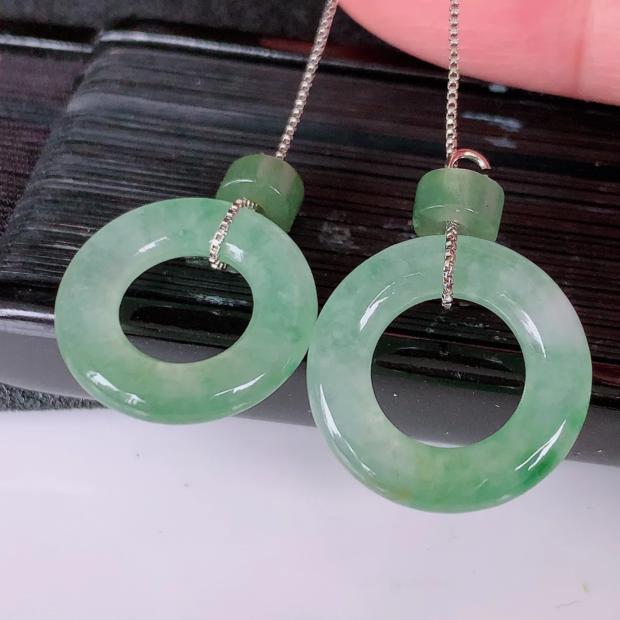 自然光实拍，冰种飘花翡翠一对平安扣耳坠，翠色灵动，玉质细腻，颜色漂亮，品相佳，佩戴佳品！配图银线 #133.4平安扣尺寸17.5*3.2