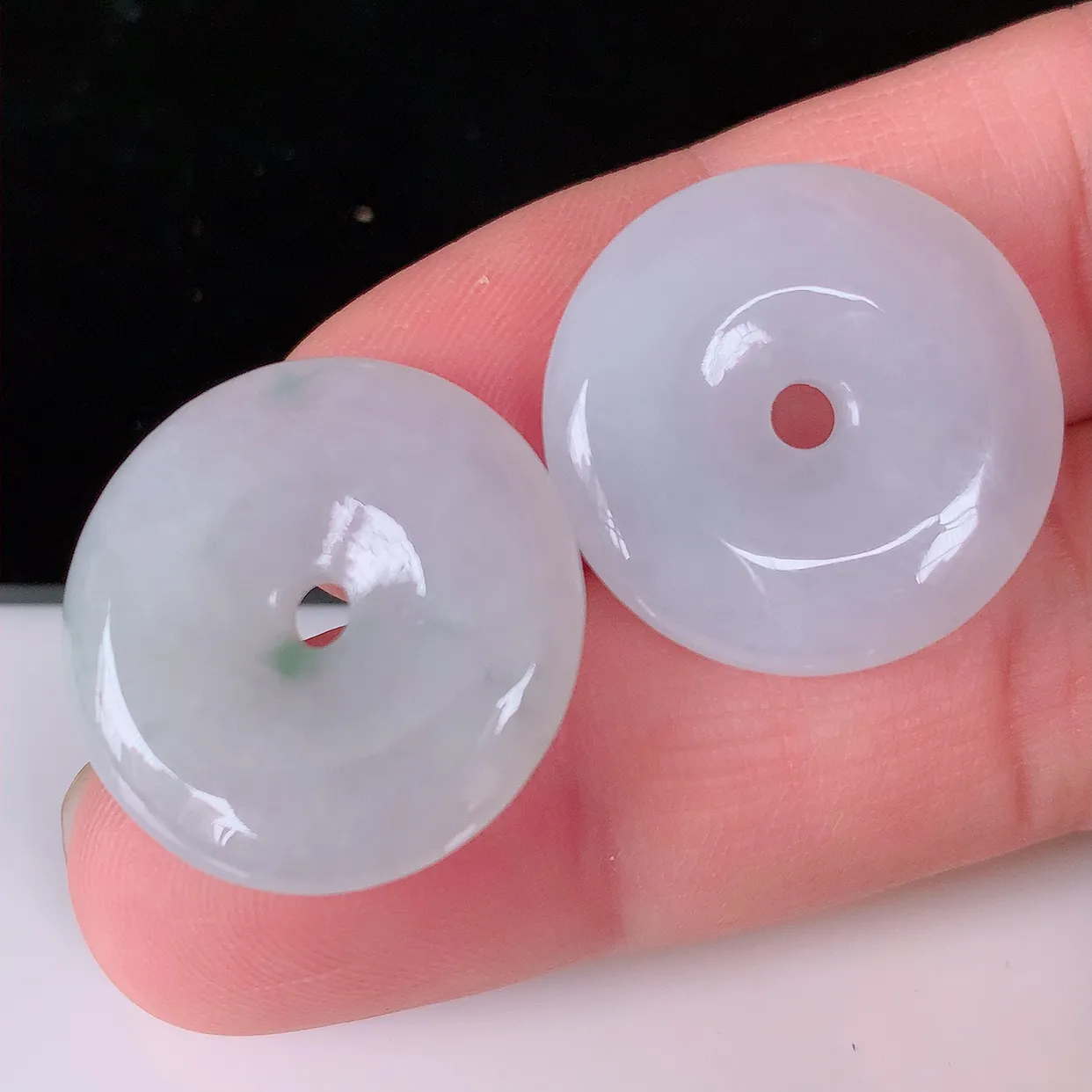 自然光实拍，冰胶翡翠平安扣吊坠，玉扣，平安是福；很美的料子，平安扣佩戴优雅迷人！#033.4尺寸23