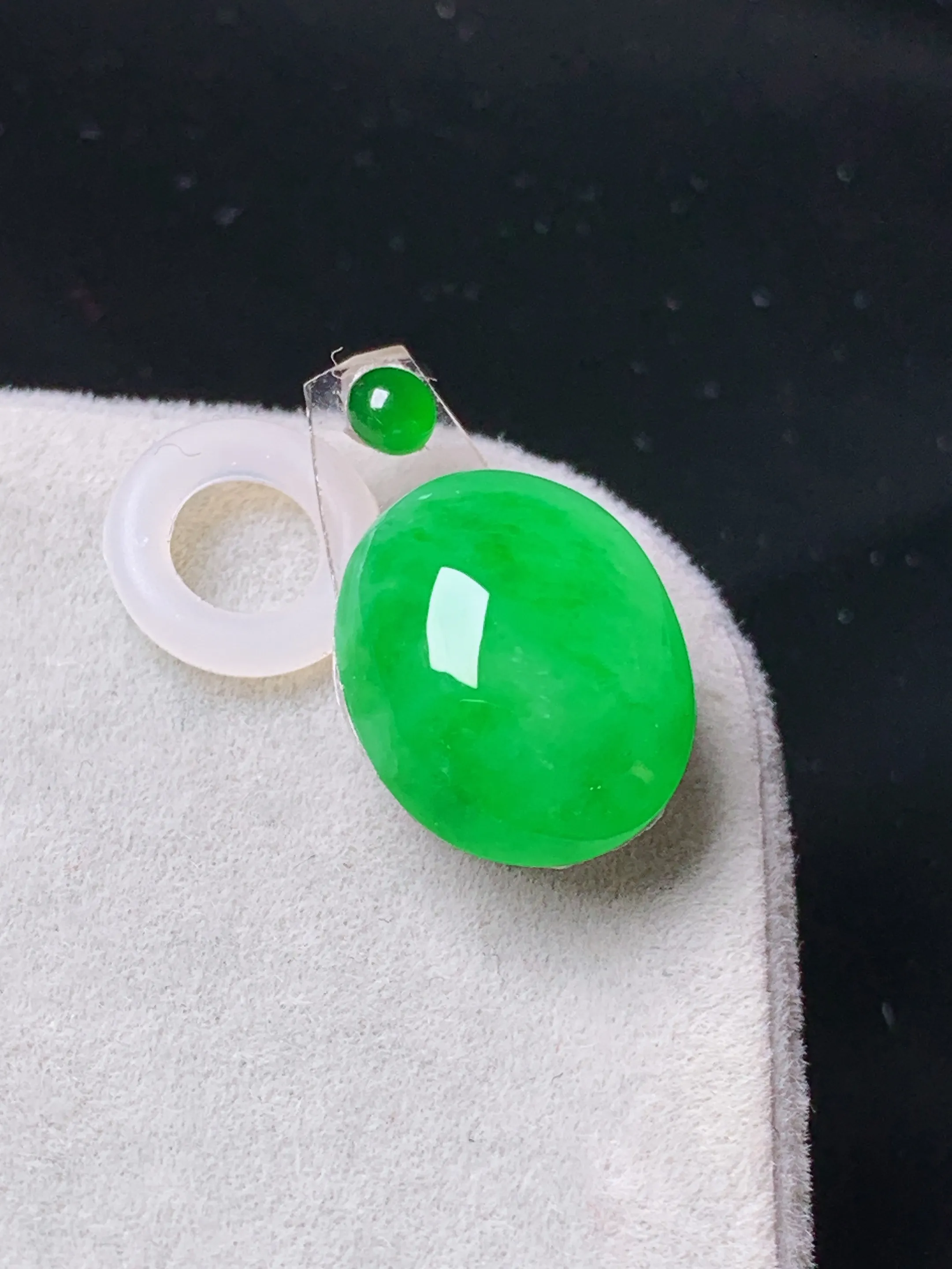 镶嵌款 翠绿蛋面吊坠 玉质细腻 色泽清新艳丽 整体尺寸12.2*9.6*5