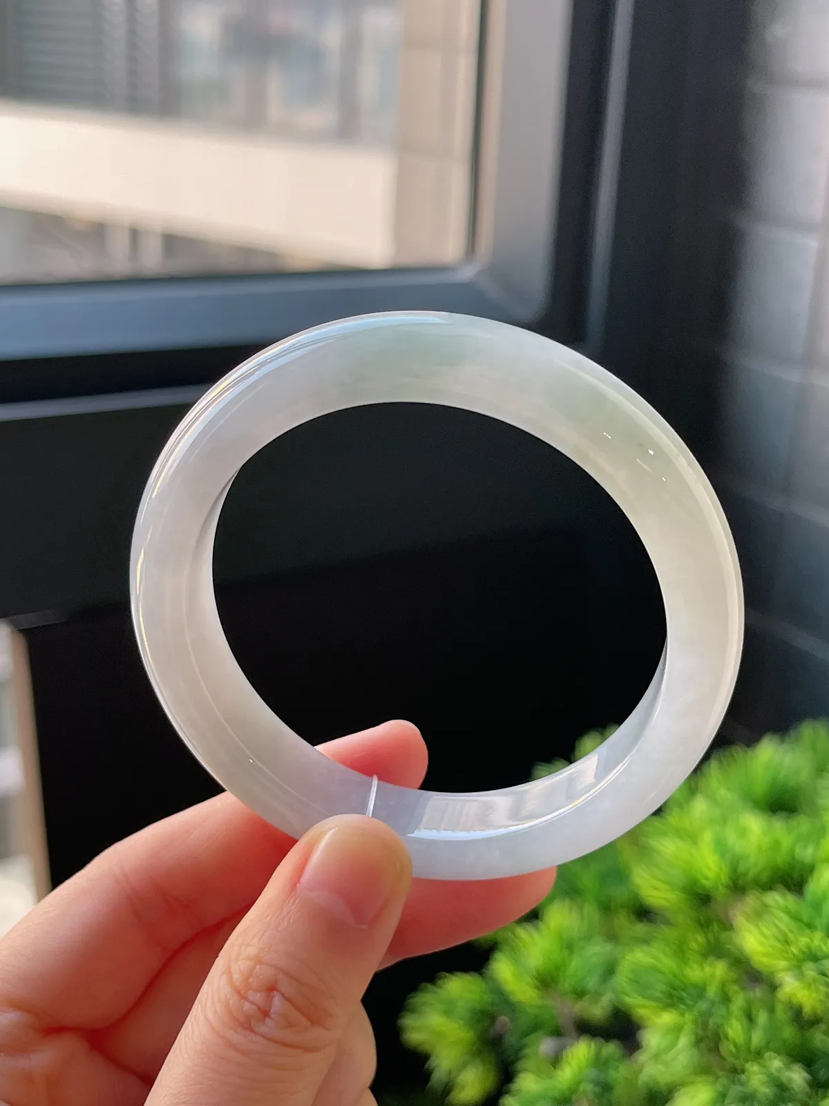 正圈55.5圈口，翡翠冰糯种淡绿色手镯