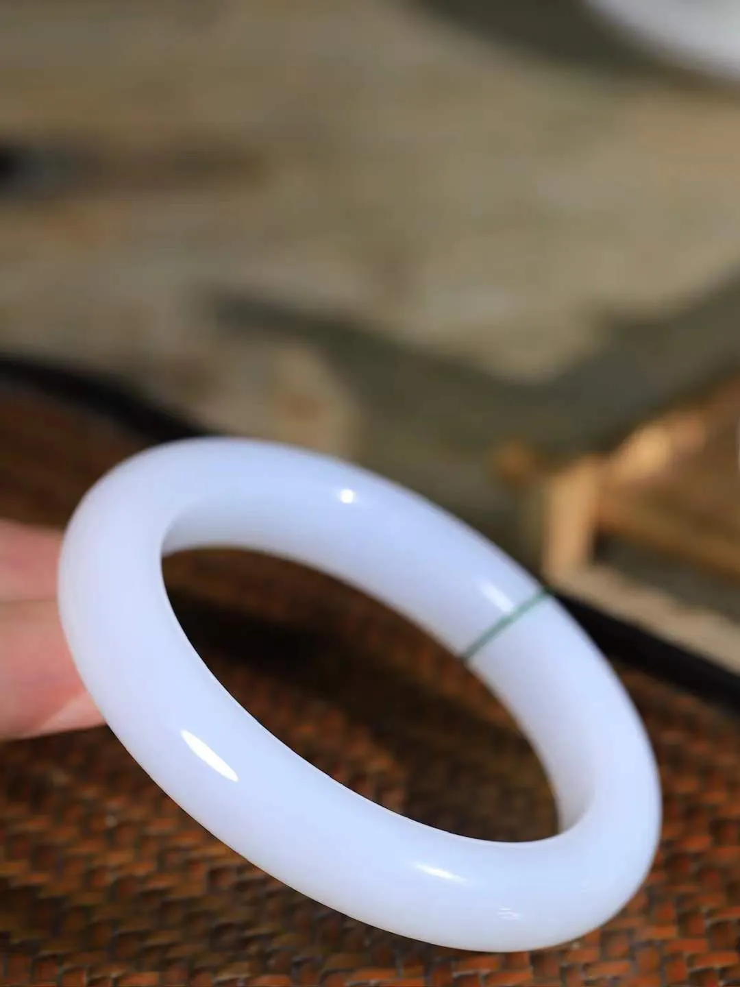 （柔情似水.手镯）

精品和田玉白玉手镯，玉质温润细腻，镯型饱满圆润，优雅知性，姽婳于幽静兮，又婆娑乎人间，经典款型，古朴典雅。极具灵性，腕间风情，风姿卓越。 重71.6克   尺寸57.5-13-10.6mm    FDL-36142626