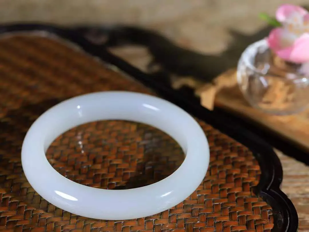 （温柔雅致.手镯）

精品和田玉白玉手镯。镯型饱满，温润细腻，脂润沁香。️执一卷书，沏一盏茶，