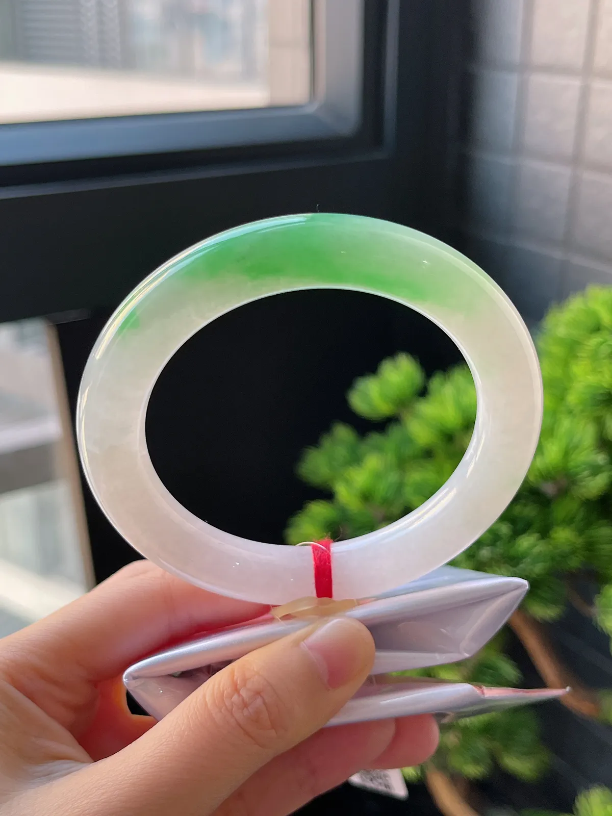 圆镯58圈口，翡翠冰糯种飘绿手镯