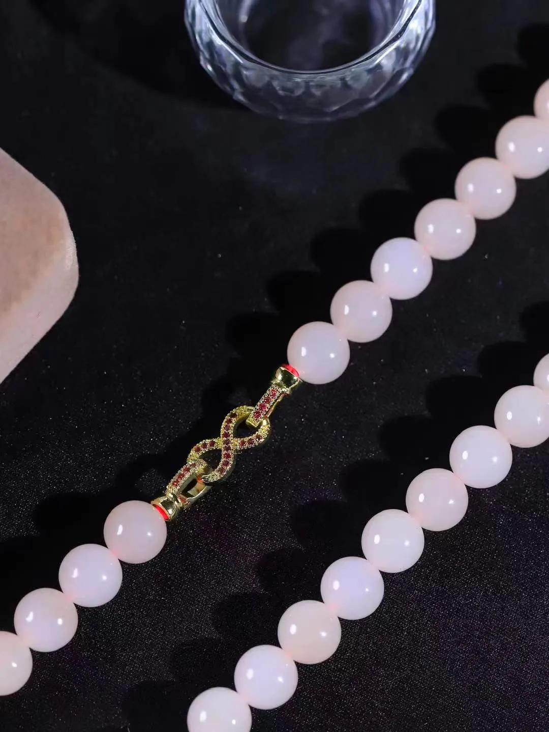 【珠圆玉润.项链】

精品和田玉藕粉珠圆玉润项链 玉质细腻油润 饱满光滑 质朴无华，悠远简单，人心境界远，百世修炼深，心灵常驻善意持，觉悟人生百世修。重140.6克 尺寸取一9.4mm  FDL-22142622