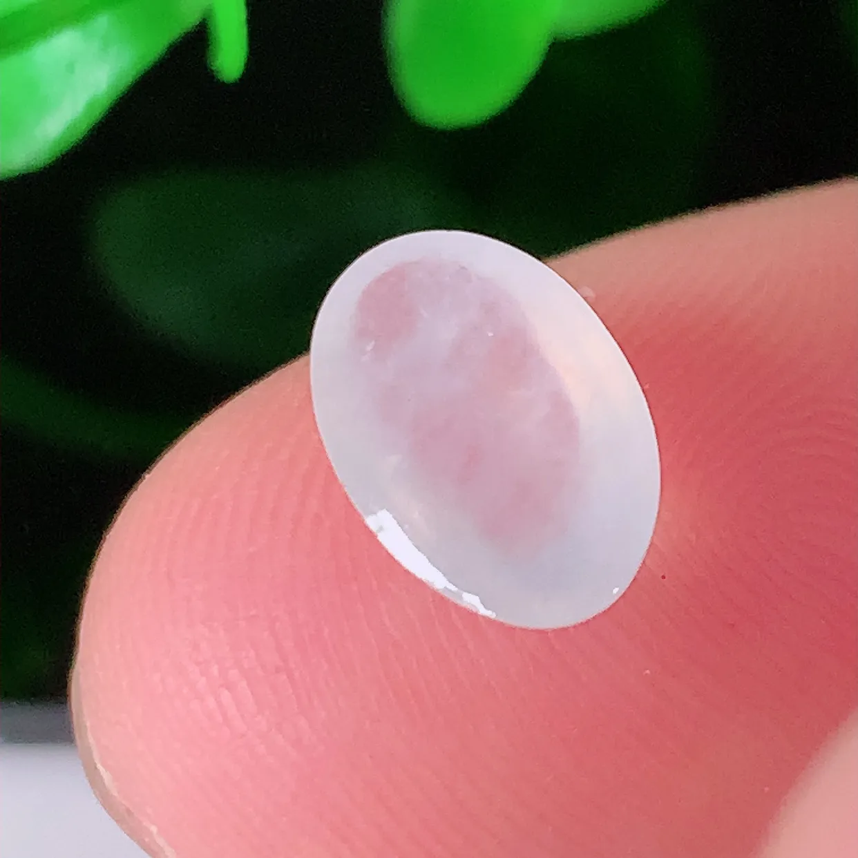 自然光实拍，冰种翡翠戒面，蛋面，翠色灵动，玉质细腻，颜色漂亮，品相佳，镶嵌更靓，佩戴佳品！#681.4尺寸10.5*6.8*3.5mm