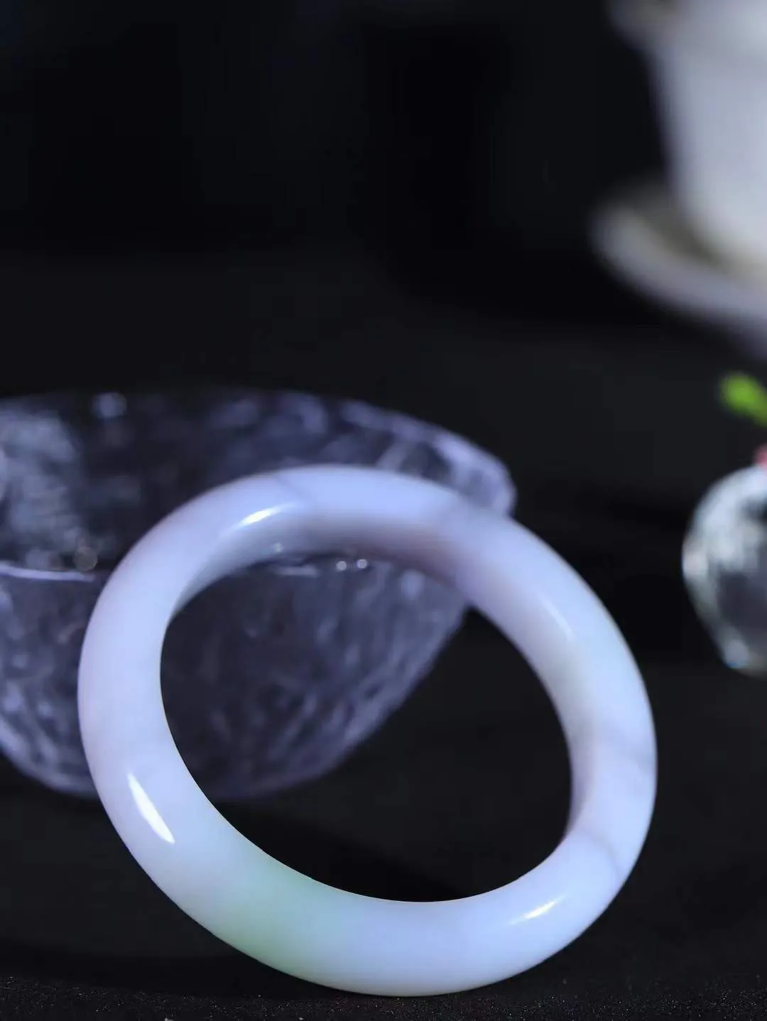 【婉约佳人.手镯】

精品和田玉三色手镯 玉质温润细腻 油性十足 手感舒适，高华雅逸，线条流畅，简约大气，美自天成，素雅高贵。佩戴于腕间，婉约之美，举手投足间透出那份低调奢华。重48.7克 内径52mm  尺寸12-8.7mm   FDA-66152634