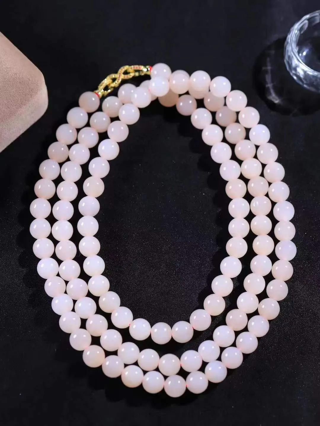 【珠圆玉润.项链】

精品和田玉藕粉珠圆玉润项链 玉质细腻油润 饱满光滑 质朴无华，悠远简单，人心