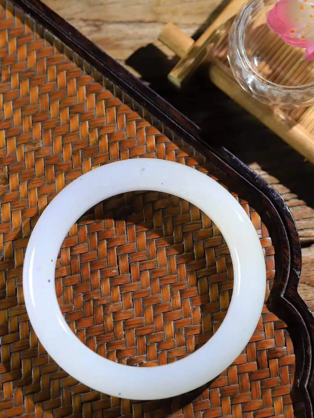 【一见钟情·手镯】

精品和田玉双色点墨手镯。镯型饱满，温润细腻，脂润沁香。️执一卷书，沏一盏茶，着一袭裙，戴一只镯。淡淡浅笺，素心若兰，静赏玉中诗画。悠悠岁月，芊手轻摘，盛满诗样芳华。重55克   内径圈口55mm 尺寸11-9.8mm  FDA-55102504