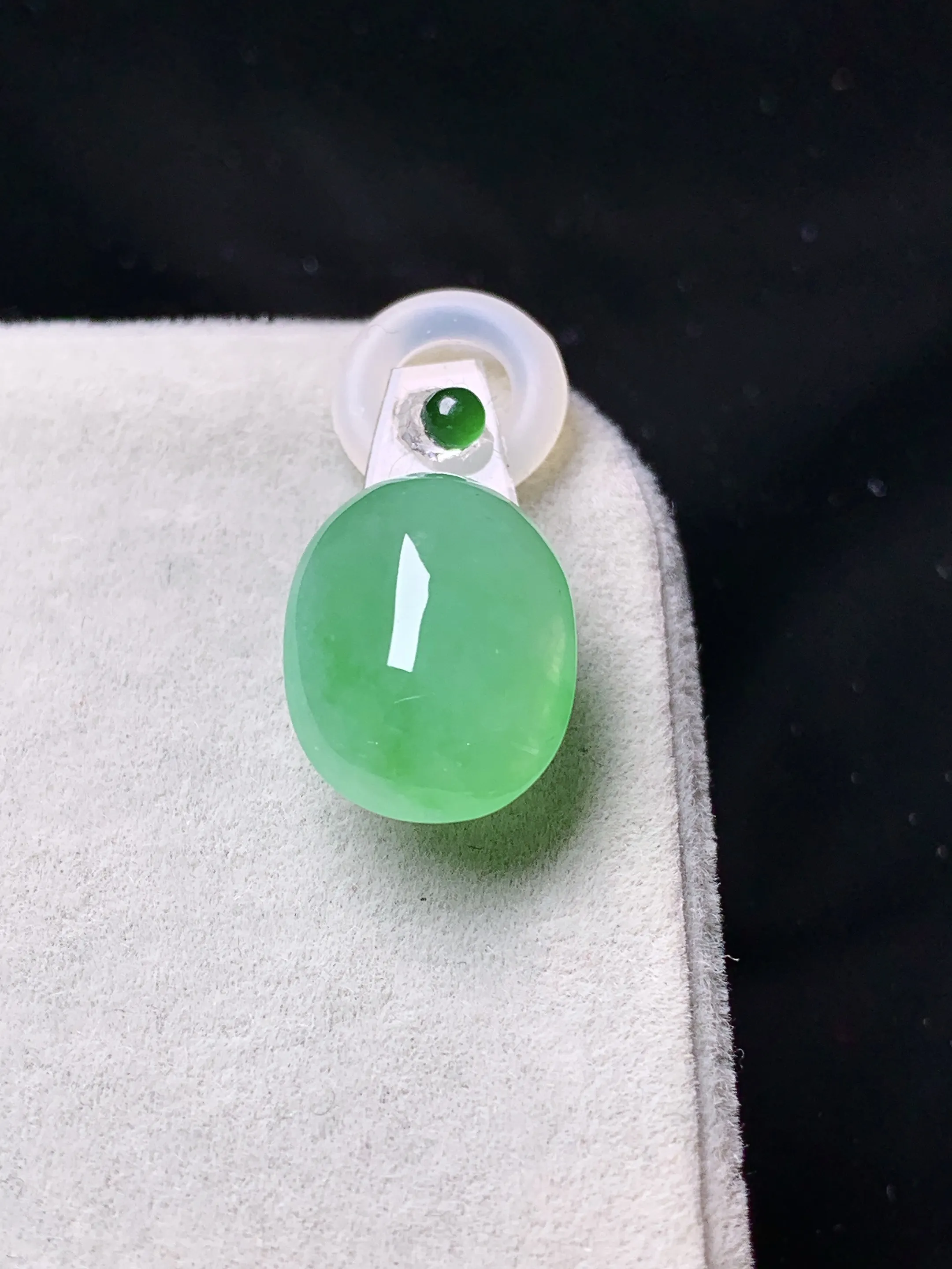 镶嵌款 翠绿蛋面吊坠 玉质细腻 色泽清新艳丽 整体尺寸12.2*9.2*5.5