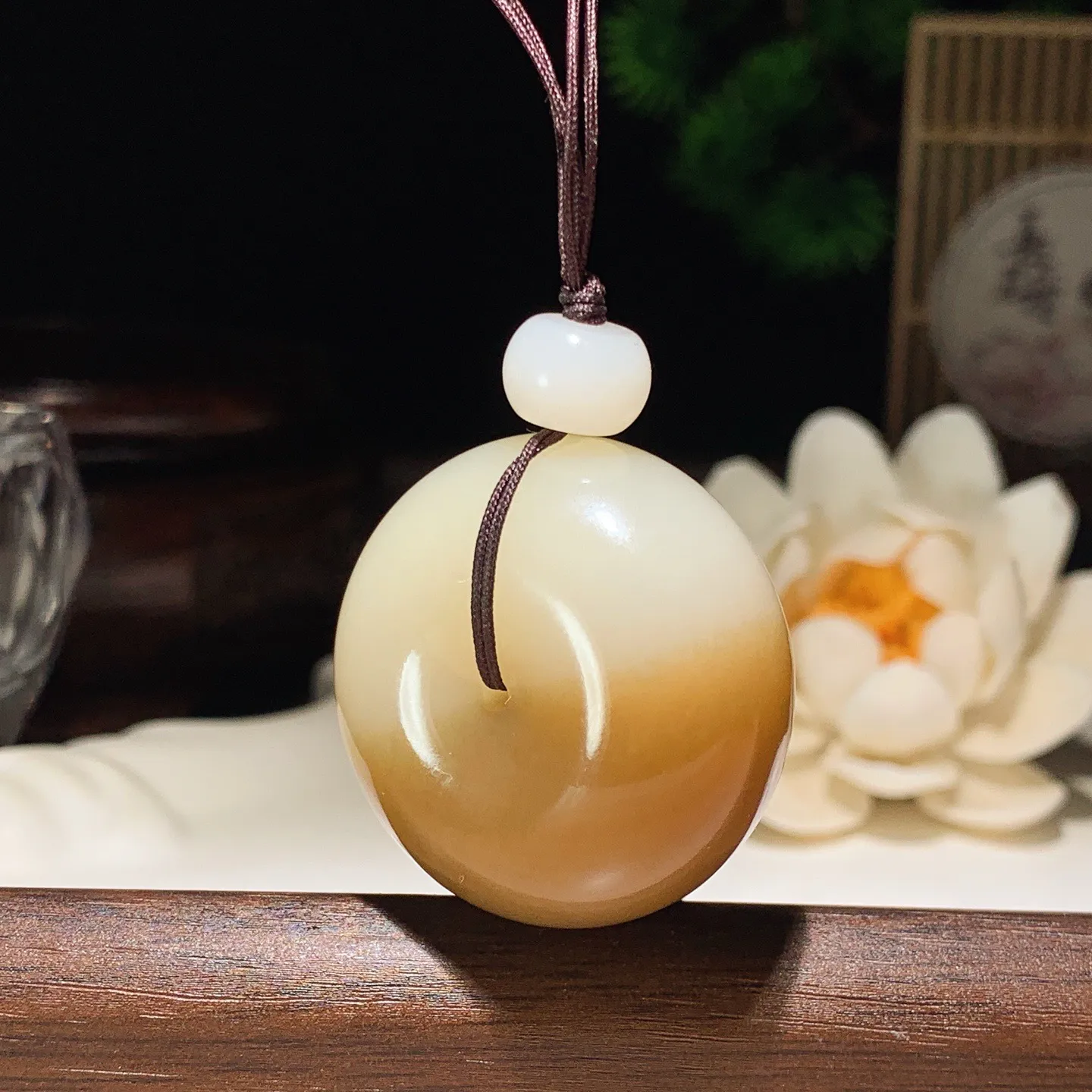 新疆和田玉且末糖平安扣挂件 尺寸34/18/重40克。玉质细腻油润。手推出油。佩戴高端典雅。lt26