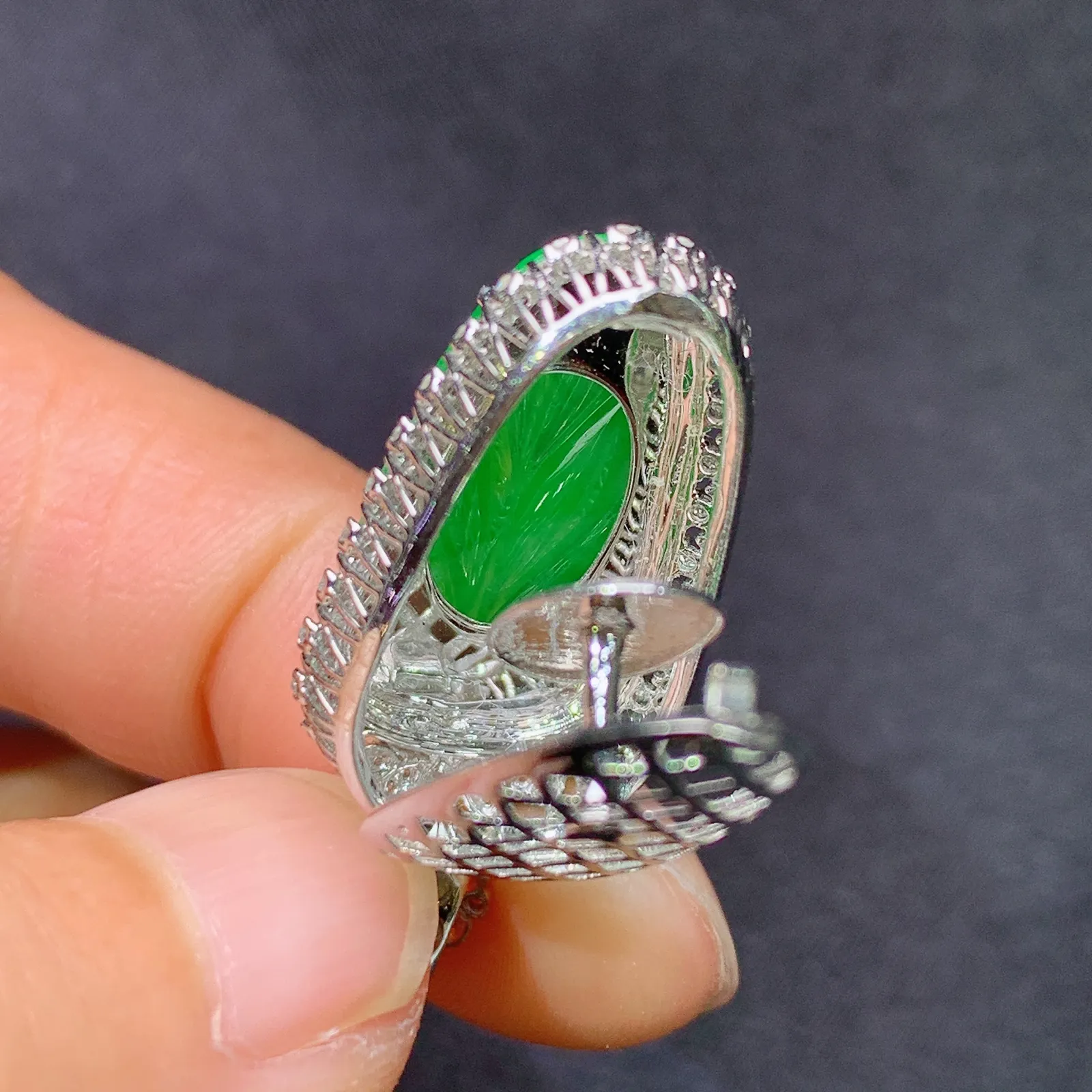 阳绿树叶吊坠，18k金镶嵌，冰润色阳，玉质细腻，种水足，Yt 尺寸30.7*13.9*8.4