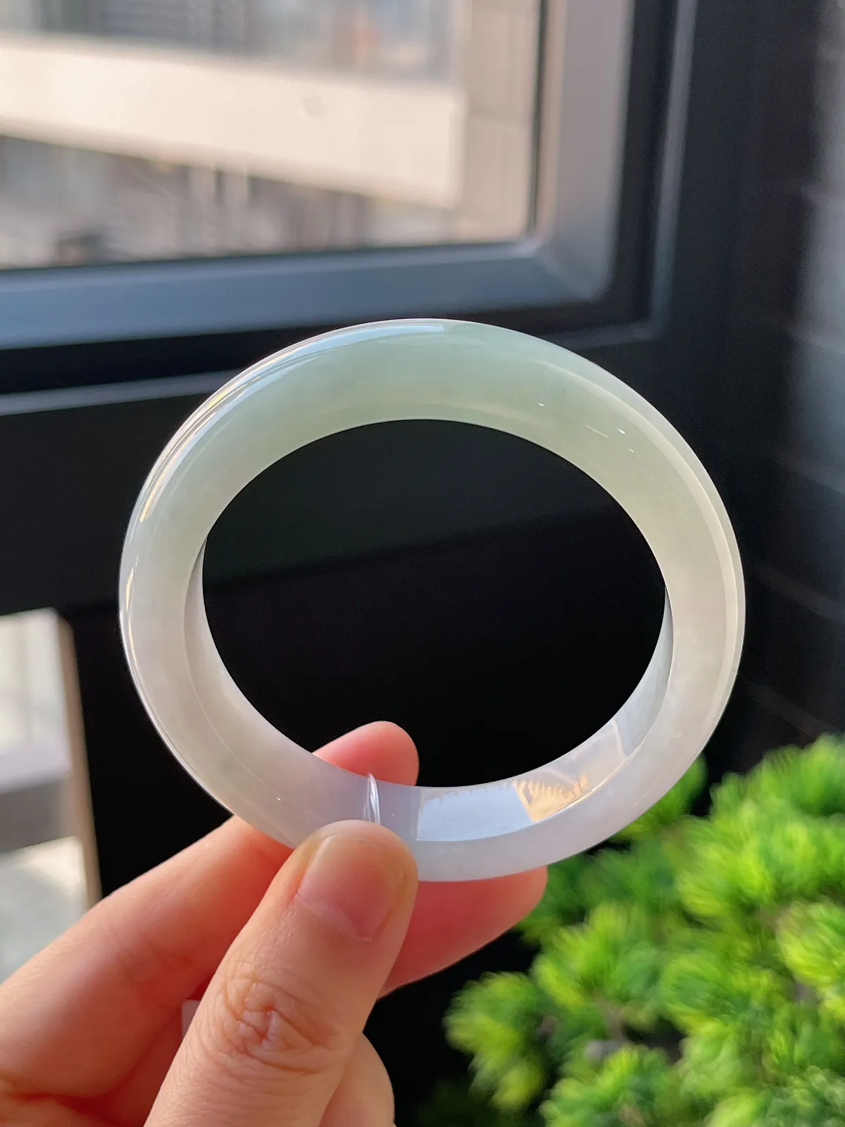 正圈52圈口，翡翠冰糯种浅绿色手镯