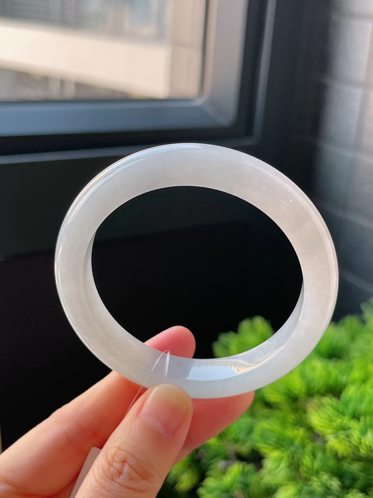 正圈53.5圈口，翡翠冰糯种淡绿色手镯