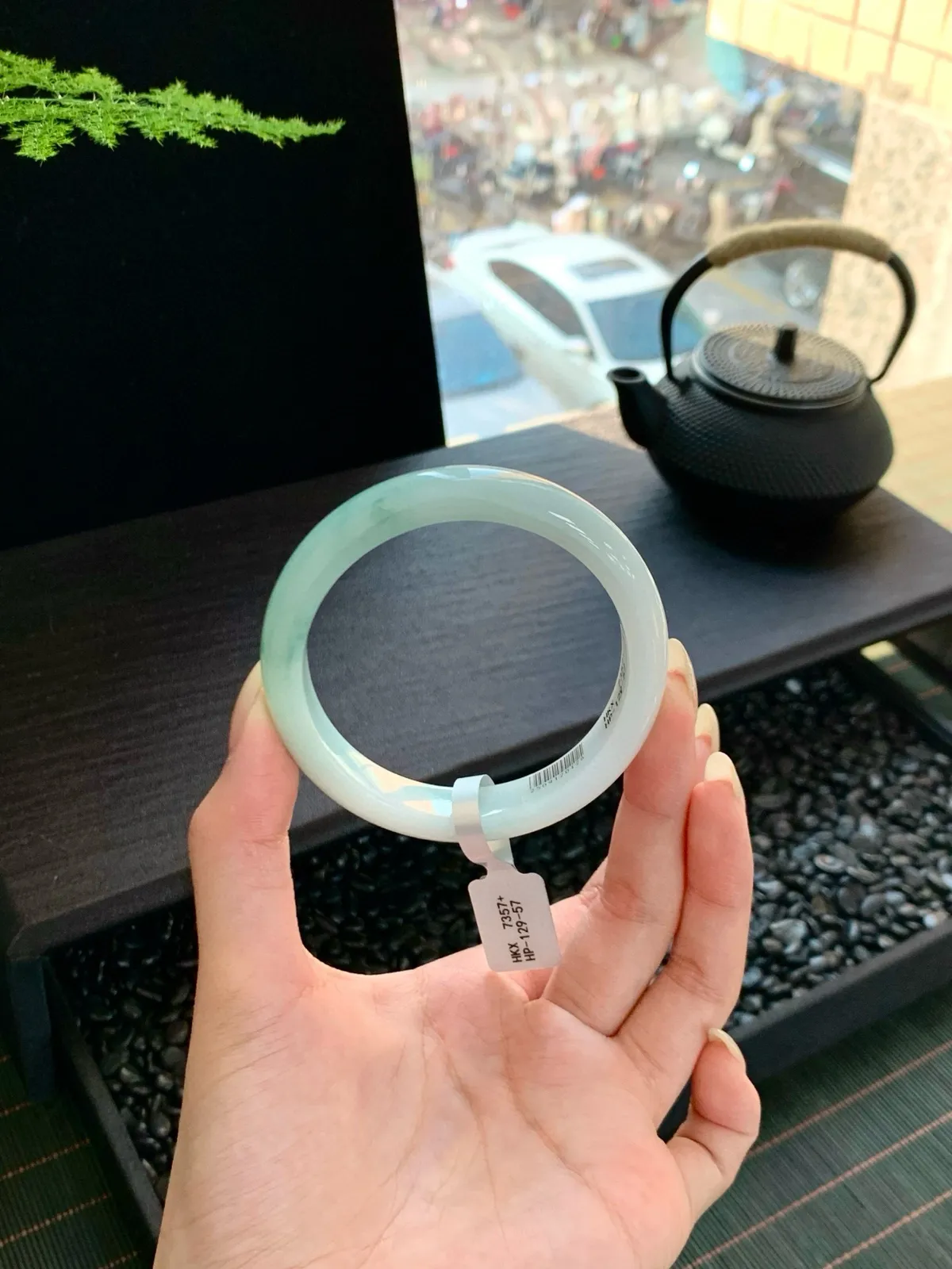 【冰飘绿手镯】
带着娇艳动人的色彩斑斓，仙气缭绕的手镯，上手那是高贵优雅气质与韵味一体的独特魅力～
【尺寸】57-12-8mm