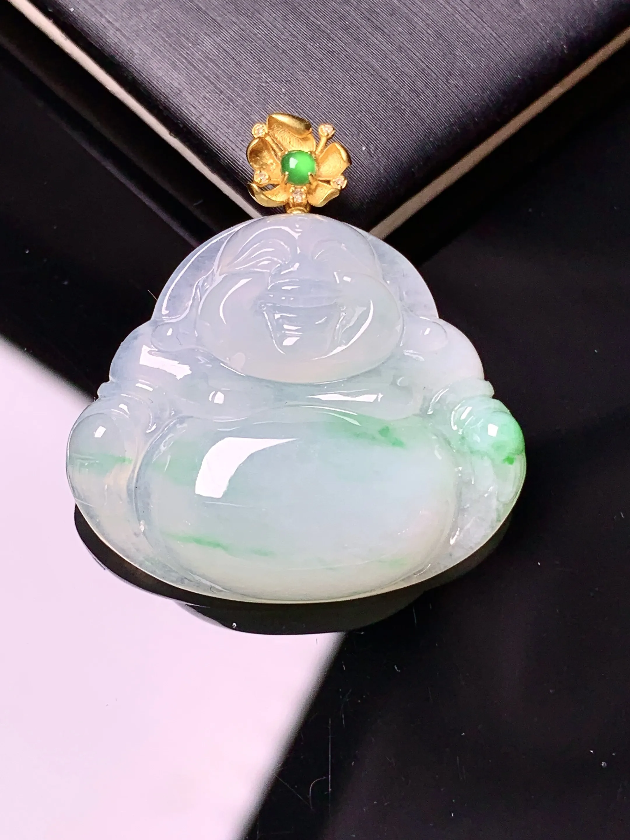 18k金钻镶嵌飘绿佛公吊坠 玉质细腻 色泽清新艳丽 整体尺寸30.5*28*6