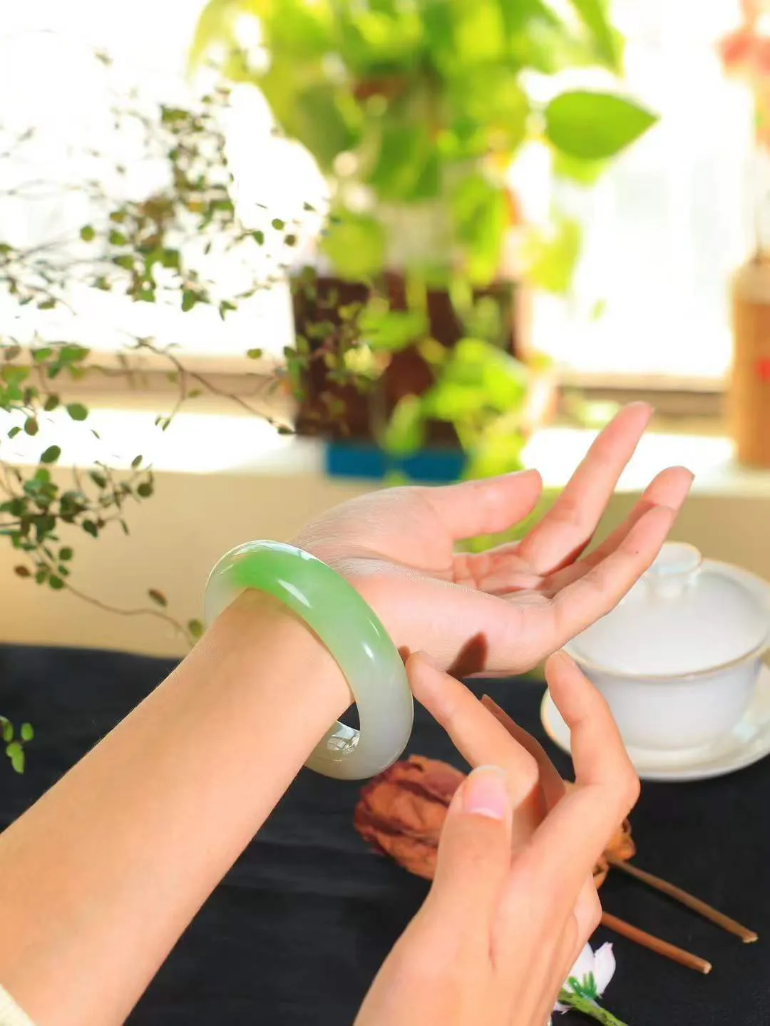 【翠色怡人.手镯】

让开让开[吃瓜]重器来了～️️
好久没见过这么白底色的翠青手镯[吃瓜]
同