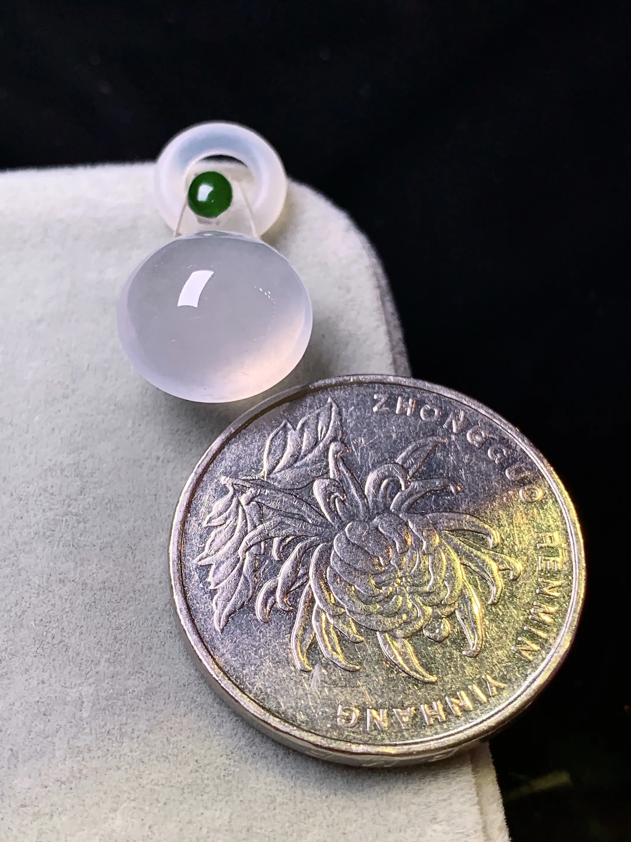 镶嵌款 冰种蛋面吊坠 玉质细腻 色泽清新艳丽 整体尺寸12*7