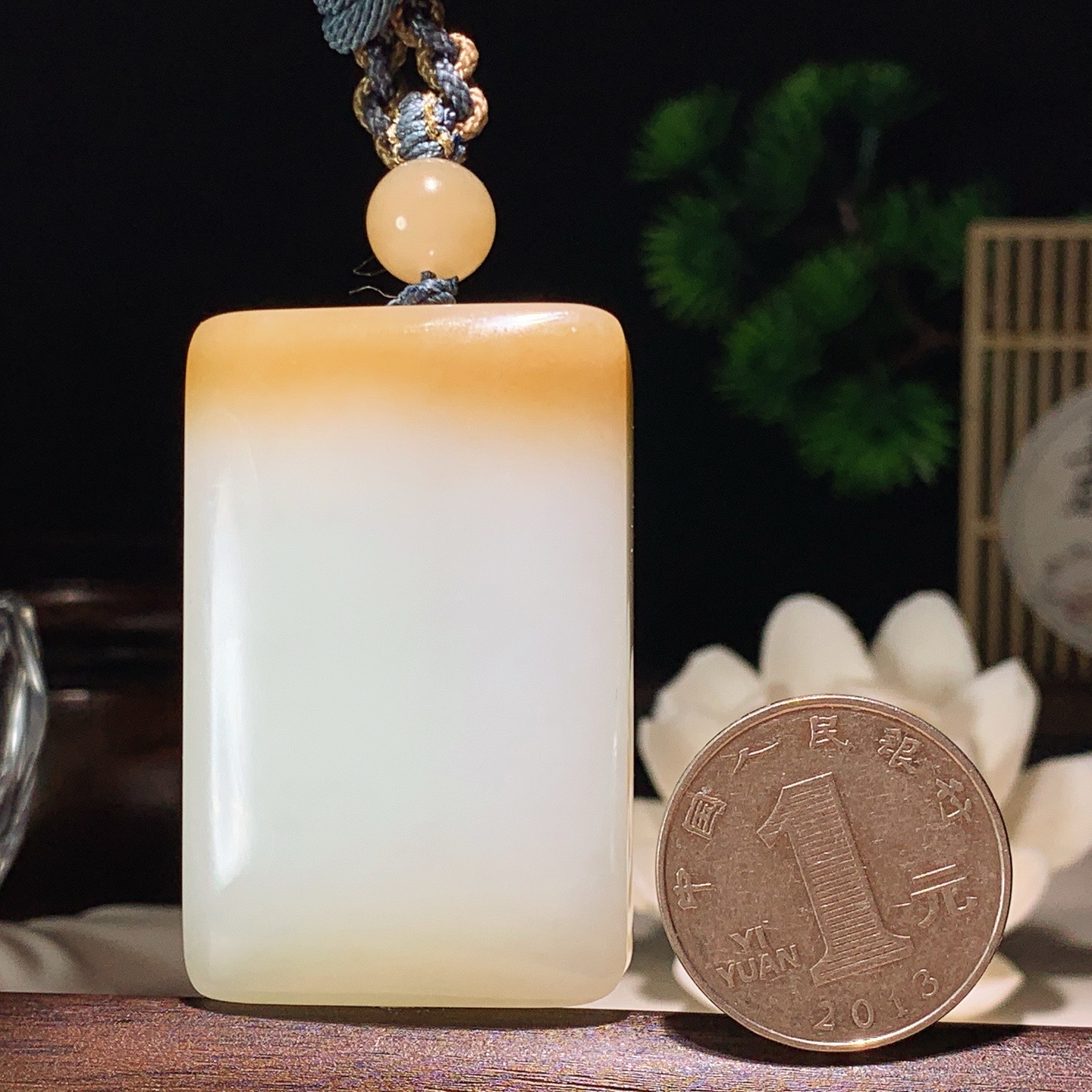 新疆和田玉羊脂白且末糖平安无事牌挂件 尺寸51/33/14重68.3克。玉质细腻油润。手推出油。佩戴高端典雅。lt260127