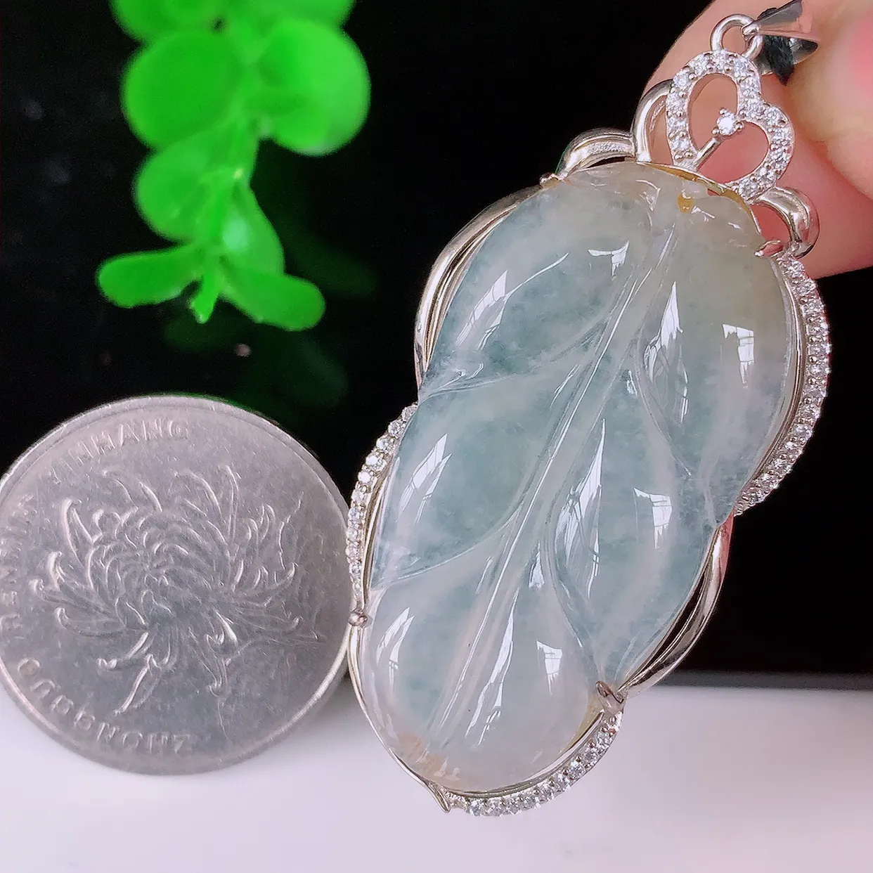 冰种翡翠925银镶嵌叶子吊坠，自然光实拍，翠色灵动，颜色漂亮，种老水足，品相佳，佩戴佳品！#036.4整体52.5*22.5*7.2裸石36.5*18.5