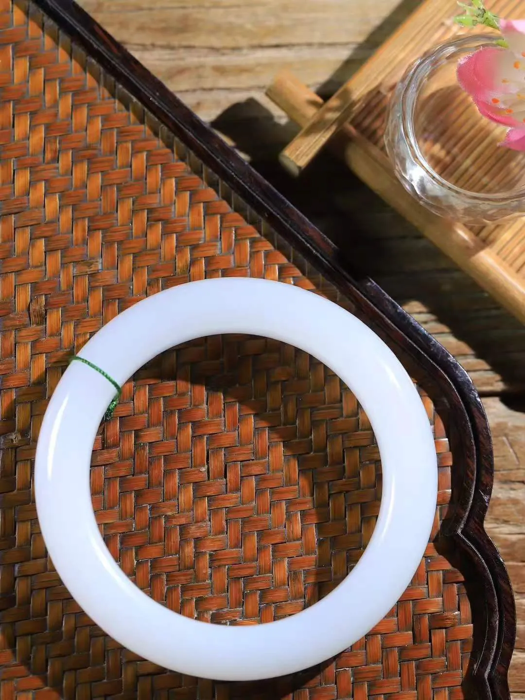 【情有独钟.手镯】

精品和田玉白玉手镯 玉质温润细腻 油性十足 手感舒适，高华雅逸，线条流畅，简约大气，美自天成，素雅高贵。佩戴于腕间，婉约之美，举手投足间透出那低调奢华。重75克 内径57.5mm 尺寸13-10.5mm   FDL-79102651