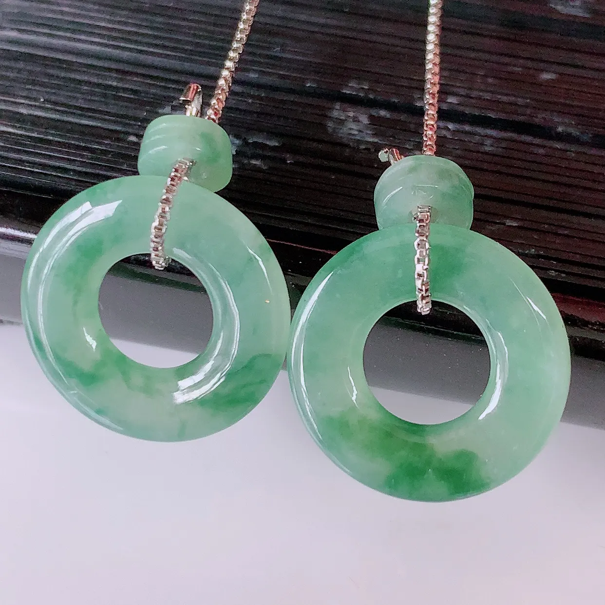 自然光实拍，冰种飘花翡翠一对平安扣耳坠，翠色灵动，玉质细腻，颜色漂亮，品相佳，佩戴佳品！配银线 #135.4平安扣尺寸13.6-2.2mm