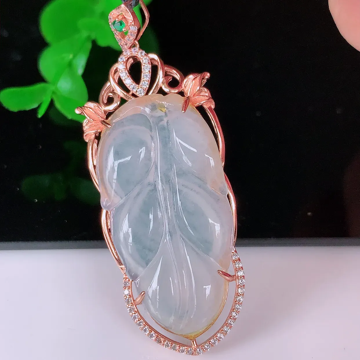 冰种翡翠925银镶嵌叶子吊坠，自然光实拍，翠色灵动，颜色漂亮，种老水足，品相佳，佩戴佳品！#038.4整体51*19.5*6.5裸石32.5*17