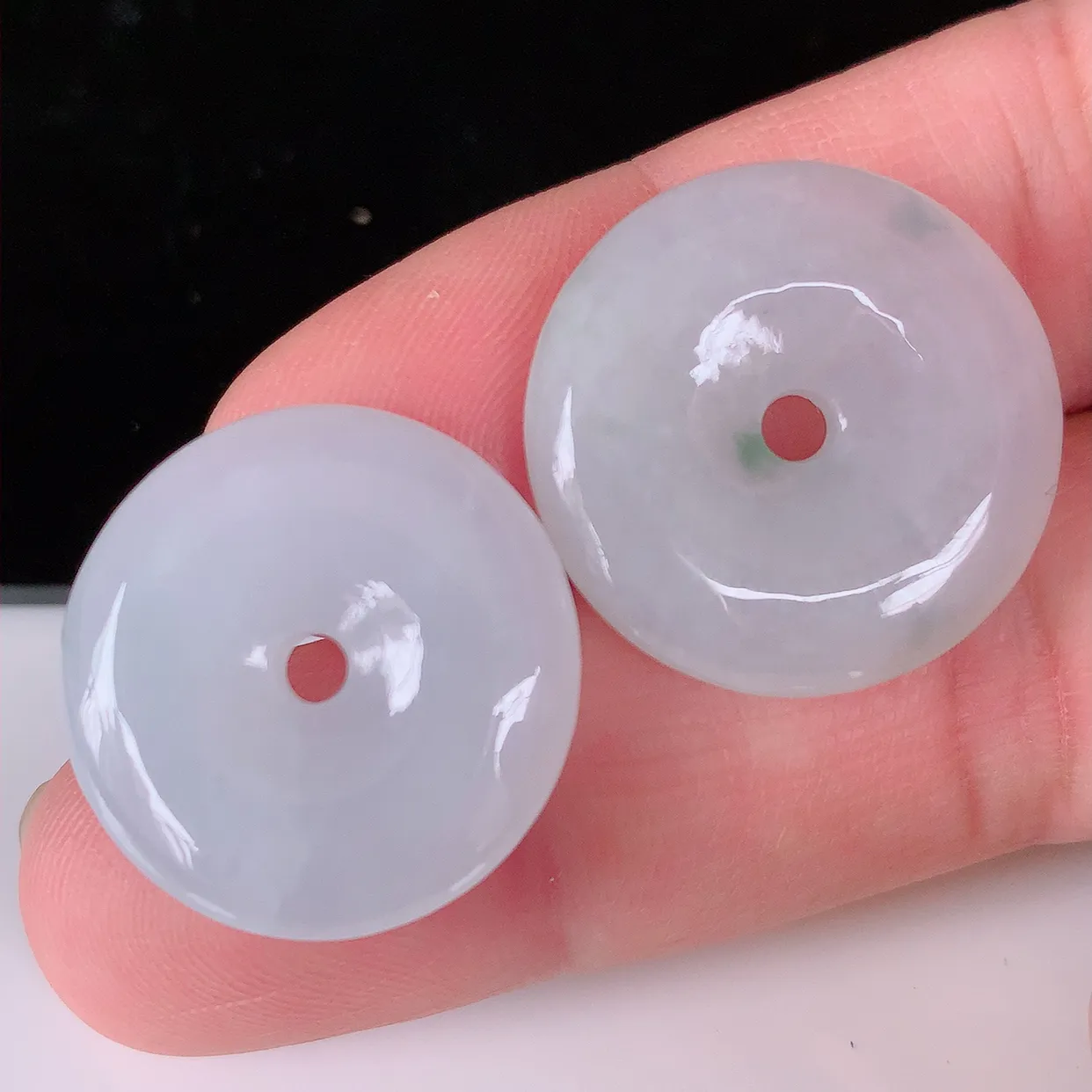 自然光实拍，冰胶翡翠平安扣吊坠，玉扣，平安是福；很美的料子，平安扣佩戴优雅迷人！#033.4尺寸23*5.2，22.5*5.2mm