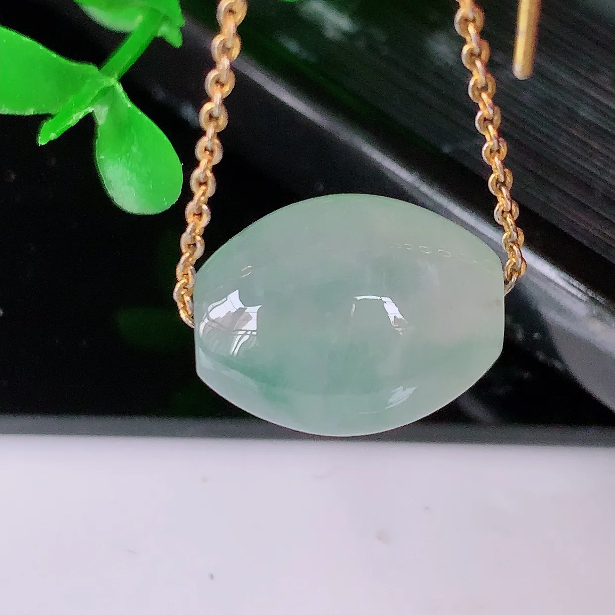 自然光实拍，冰种飘花翡翠路路通吊坠，寓意时来运转、财源滚滚，款式新颖时尚，日常百搭的款！配图银链#031.4尺寸15.6-12.2-9.2mm