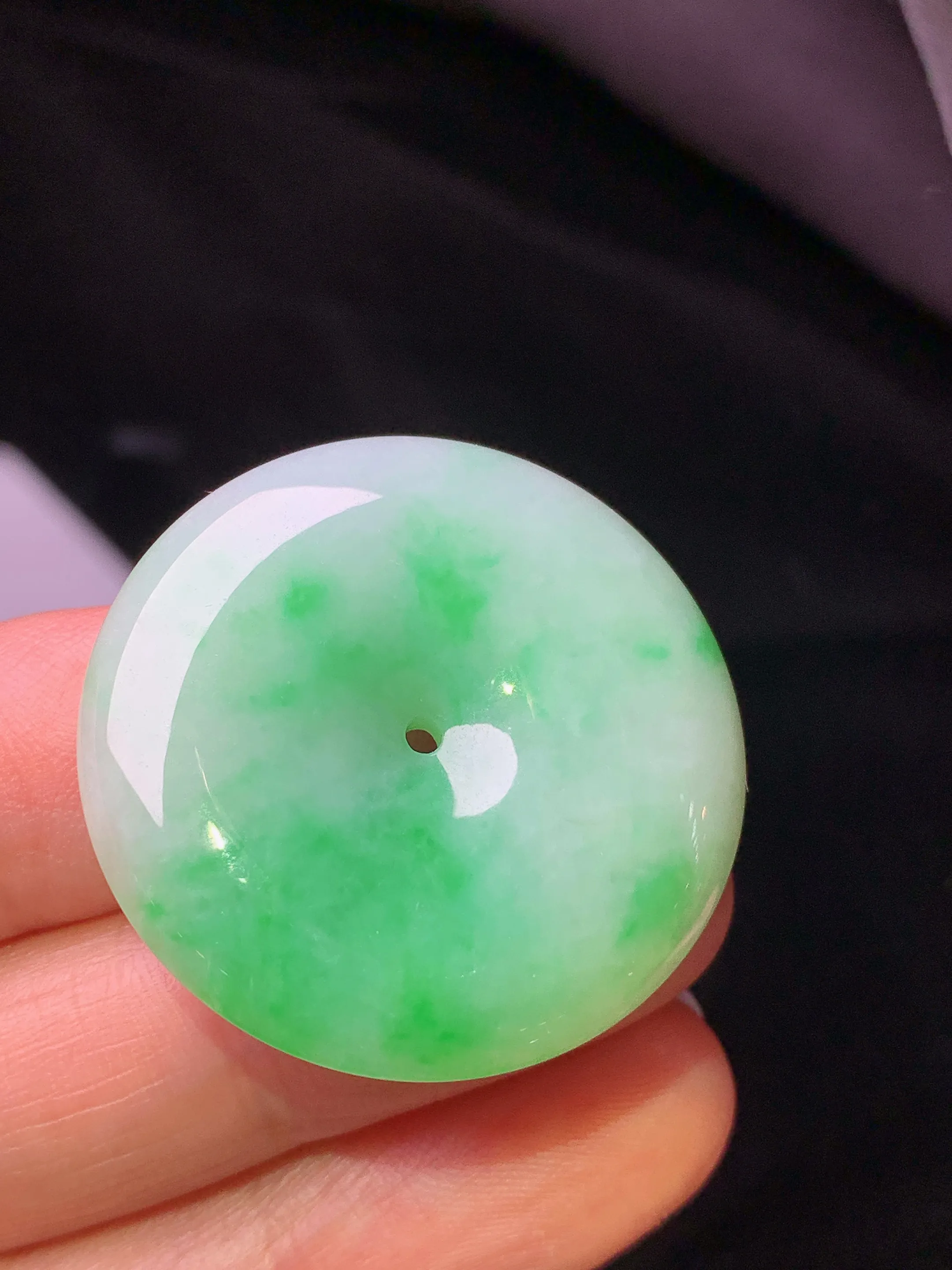 飘绿平安扣吊坠 玉质细腻 色泽清新艳丽 整体尺寸29.5*5.3